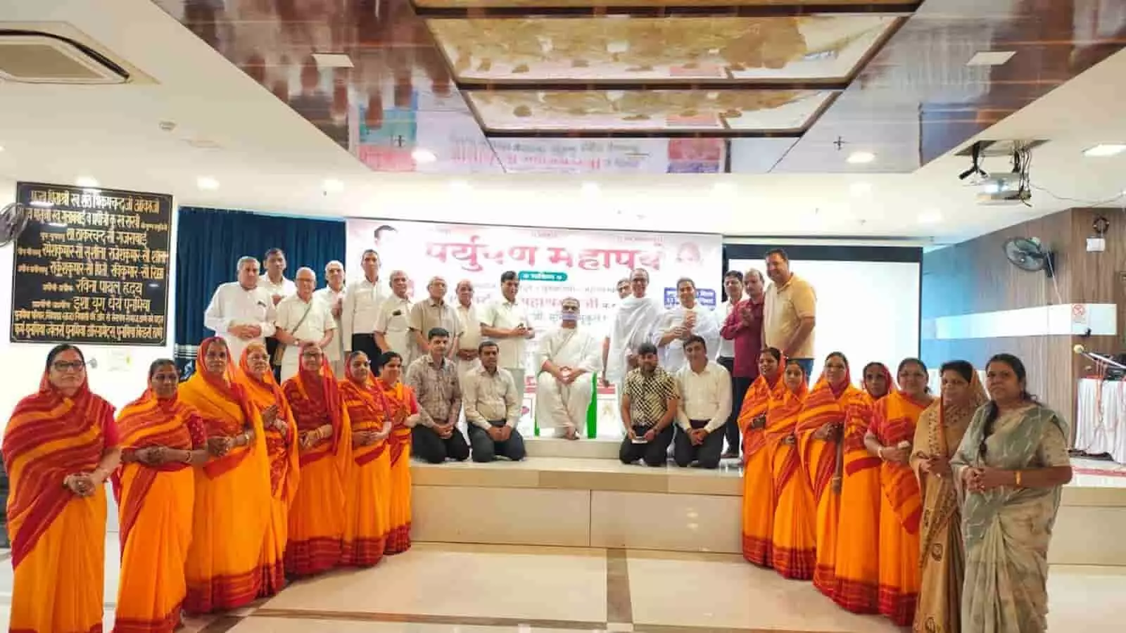 तस्वीर में पारंपरिक वेशभूषा में महिलाएं और पुरुष मंच के सामने खड़े होकर कार्यक्रम में हिस्सा ले रहे हैं। तस्वीर में पारंपरिक वेशभूषा में महिलाएं और पुरुष मंच के सामने खड़े होकर कार्यक्रम में हिस्सा ले रहे हैं।