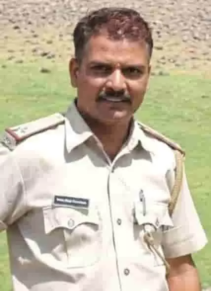तस्वीर में वन विभाग के अधिकारी प्रताप सिंह खाकी यूनिफॉर्म में दिखाई दे रहे हैं。 तस्वीर में वन विभाग के अधिकारी प्रताप सिंह खाकी यूनिफॉर्म में दिखाई दे रहे हैं。