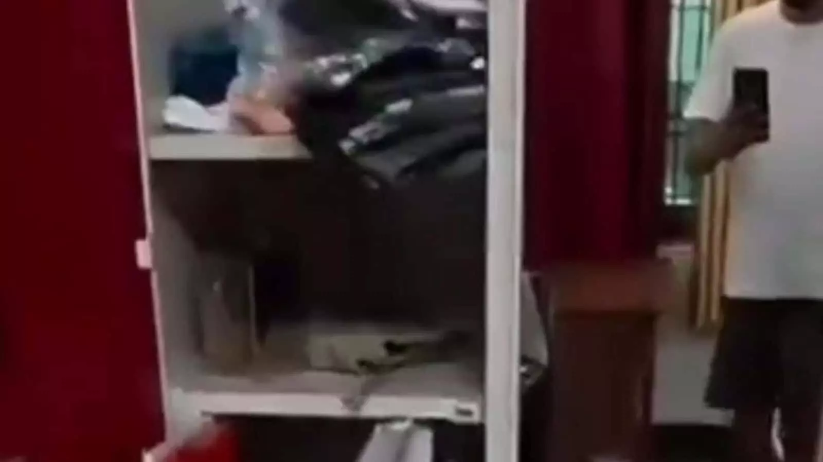 तस्वीर में एक कमरे के भीतर खुली हुई अलमारी और उसमें रखे सामान की स्थिति दिखाई दे रही है। तस्वीर में एक कमरे के भीतर खुली हुई अलमारी और उसमें रखे सामान की स्थिति दिखाई दे रही है।