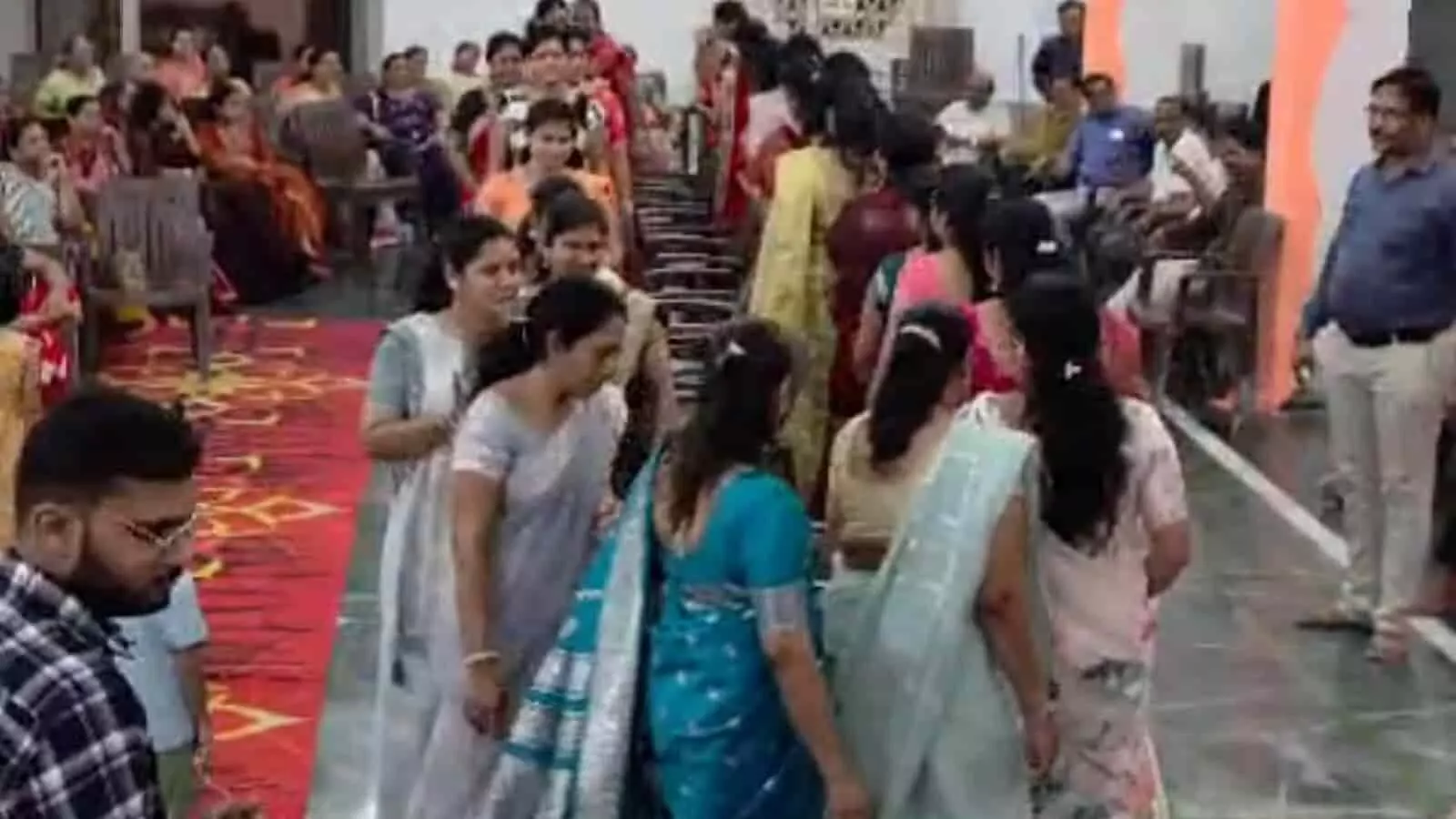तस्वीर में शांतिनाथ दिगंबर जैन मंदिर के भीतर श्रद्धालु और महिलाएं धार्मिक आयोजन में भाग ले रही हैं。 तस्वीर में शांतिनाथ दिगंबर जैन मंदिर के भीतर श्रद्धालु और महिलाएं धार्मिक आयोजन में भाग ले रही हैं。