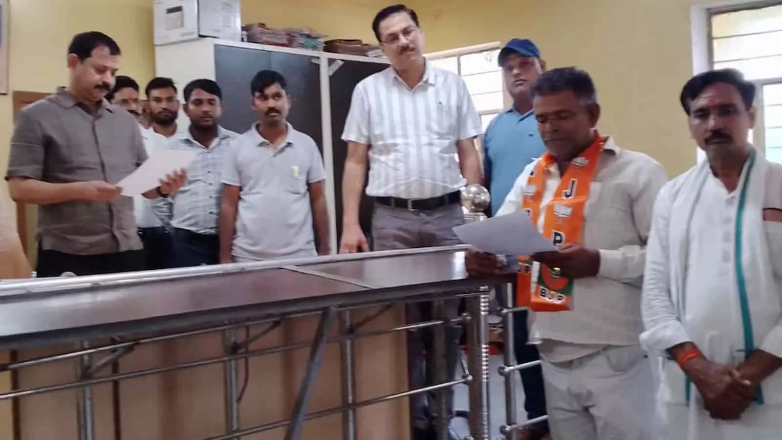 तस्वीर में भुसावर नगर पालिका के नवनिर्वाचित अध्यक्ष मुकेश तिवाडी अधिकारियों और पार्षदों के बीच खड़े दिखाई दे रहे हैं। तस्वीर में भुसावर नगर पालिका के नवनिर्वाचित अध्यक्ष मुकेश तिवाडी अधिकारियों और पार्षदों के बीच खड़े दिखाई दे रहे हैं।