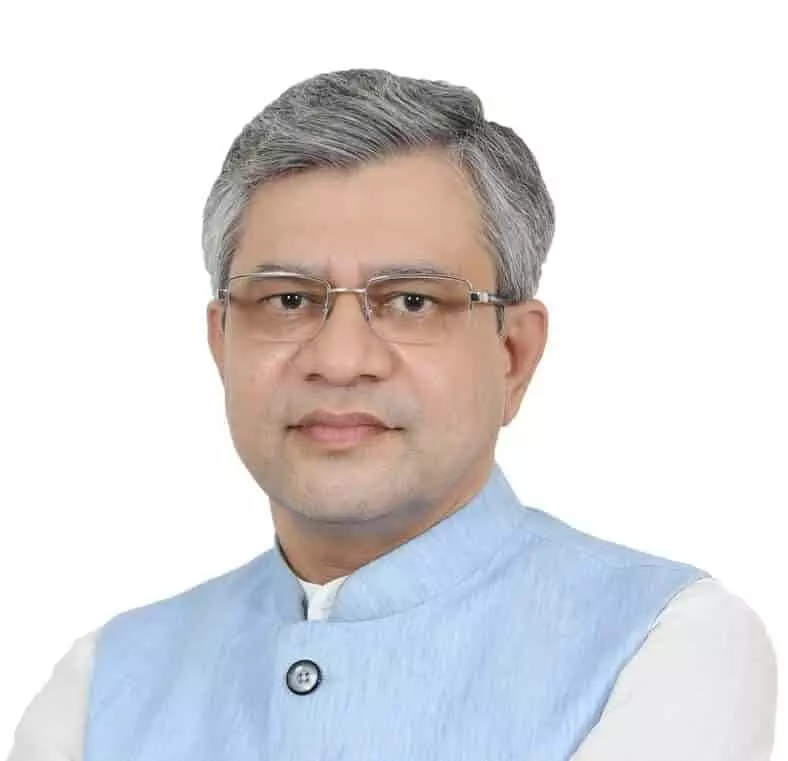 स्वीर में केंद्रीय मंत्री अश्विनी वैष्णव हल्के नीले रंग की सदरी और चश्मे में दिखाई दे रहे हैं स्वीर में केंद्रीय मंत्री अश्विनी वैष्णव हल्के नीले रंग की सदरी और चश्मे में दिखाई दे रहे हैं