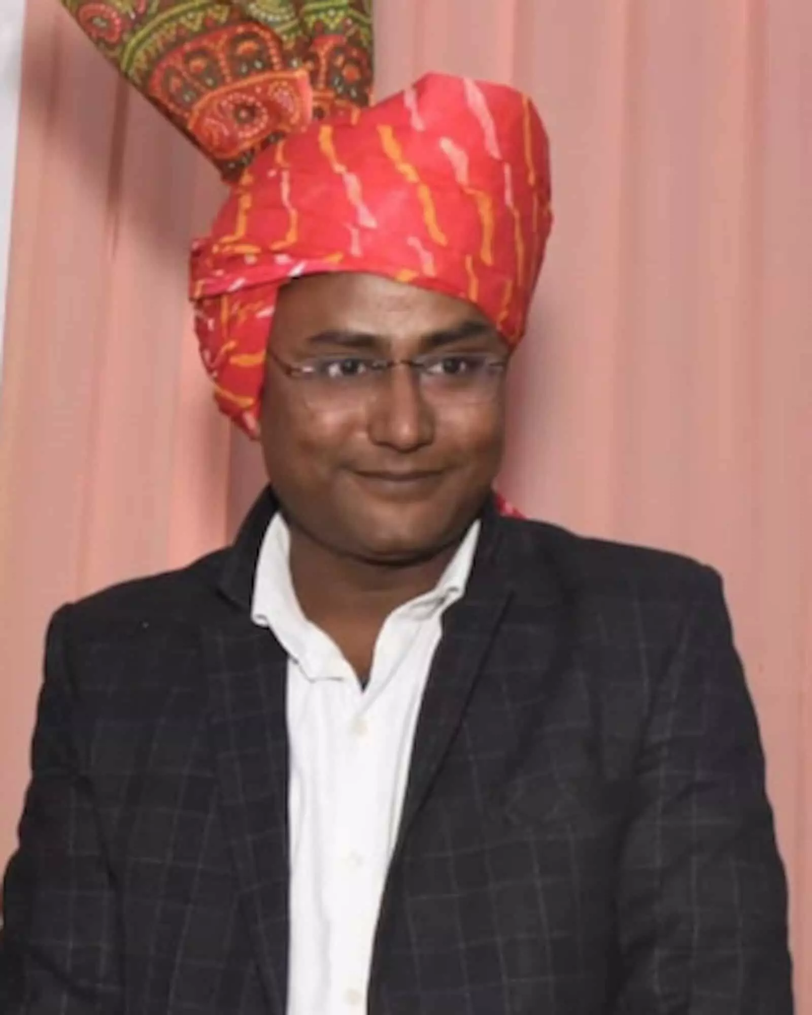 तस्वीर में दिख रही शख्सियत सौरभ गर्ग राजस्थानी पगड़ी पहने एक कार्यक्रम में मौजूद हैं। तस्वीर में दिख रही शख्सियत सौरभ गर्ग राजस्थानी पगड़ी पहने एक कार्यक्रम में मौजूद हैं।
