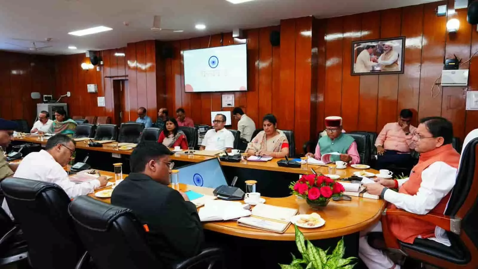 तस्वीर में मुख्यमंत्री पुष्कर सिंह धामी अधिकारियों के साथ सचिवालय सभागार में एक गोल मेज पर बैठक करते दिख रहे हैं। तस्वीर में मुख्यमंत्री पुष्कर सिंह धामी अधिकारियों के साथ सचिवालय सभागार में एक गोल मेज पर बैठक करते दिख रहे हैं।