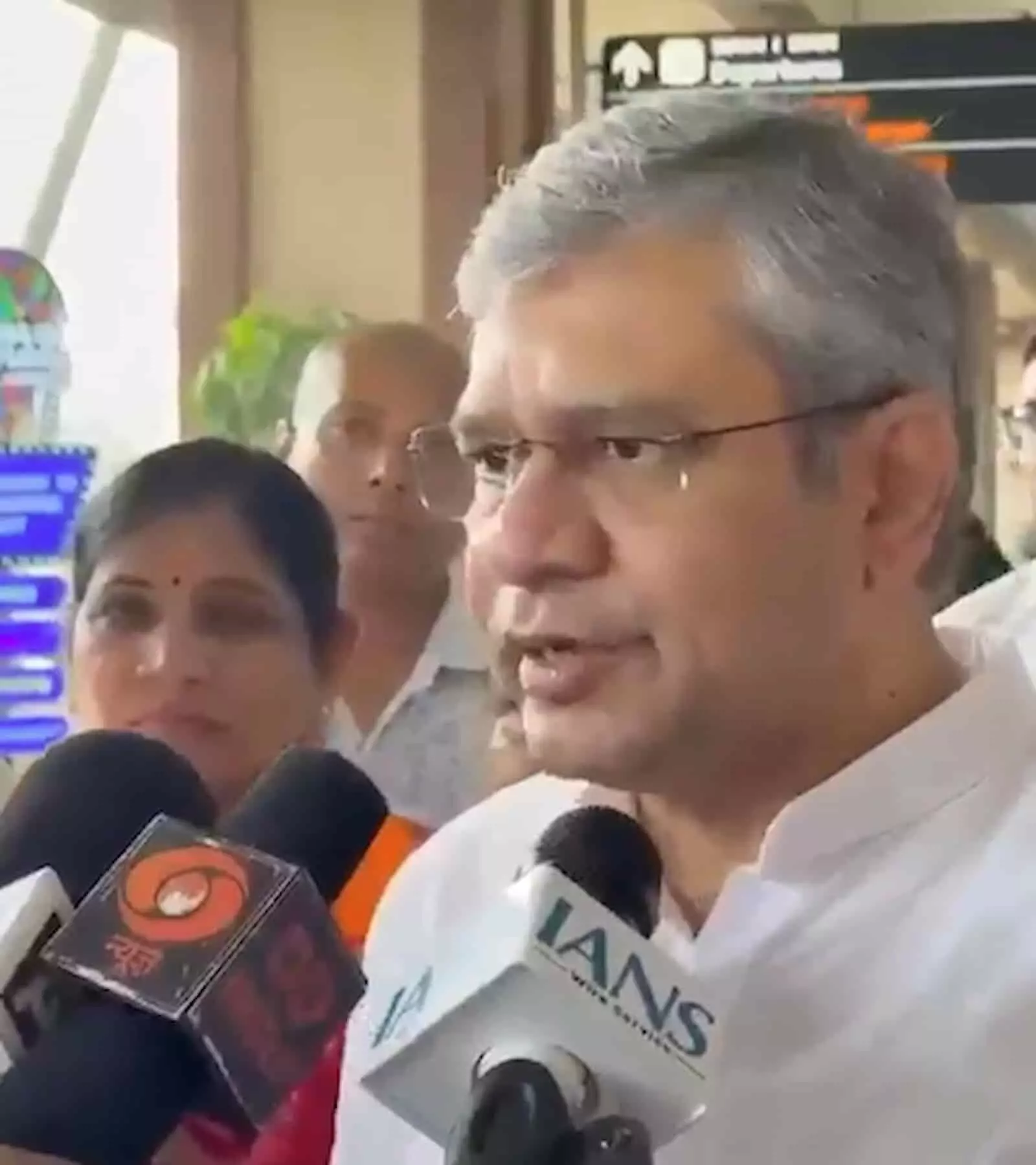 तस्वीर में सफेद कुर्ता पहने अश्विनी वैष्णव चश्मा लगाए मीडिया के माइक्रोफोन के सामने बात कर रहे हैं। तस्वीर में सफेद कुर्ता पहने अश्विनी वैष्णव चश्मा लगाए मीडिया के माइक्रोफोन के सामने बात कर रहे हैं।