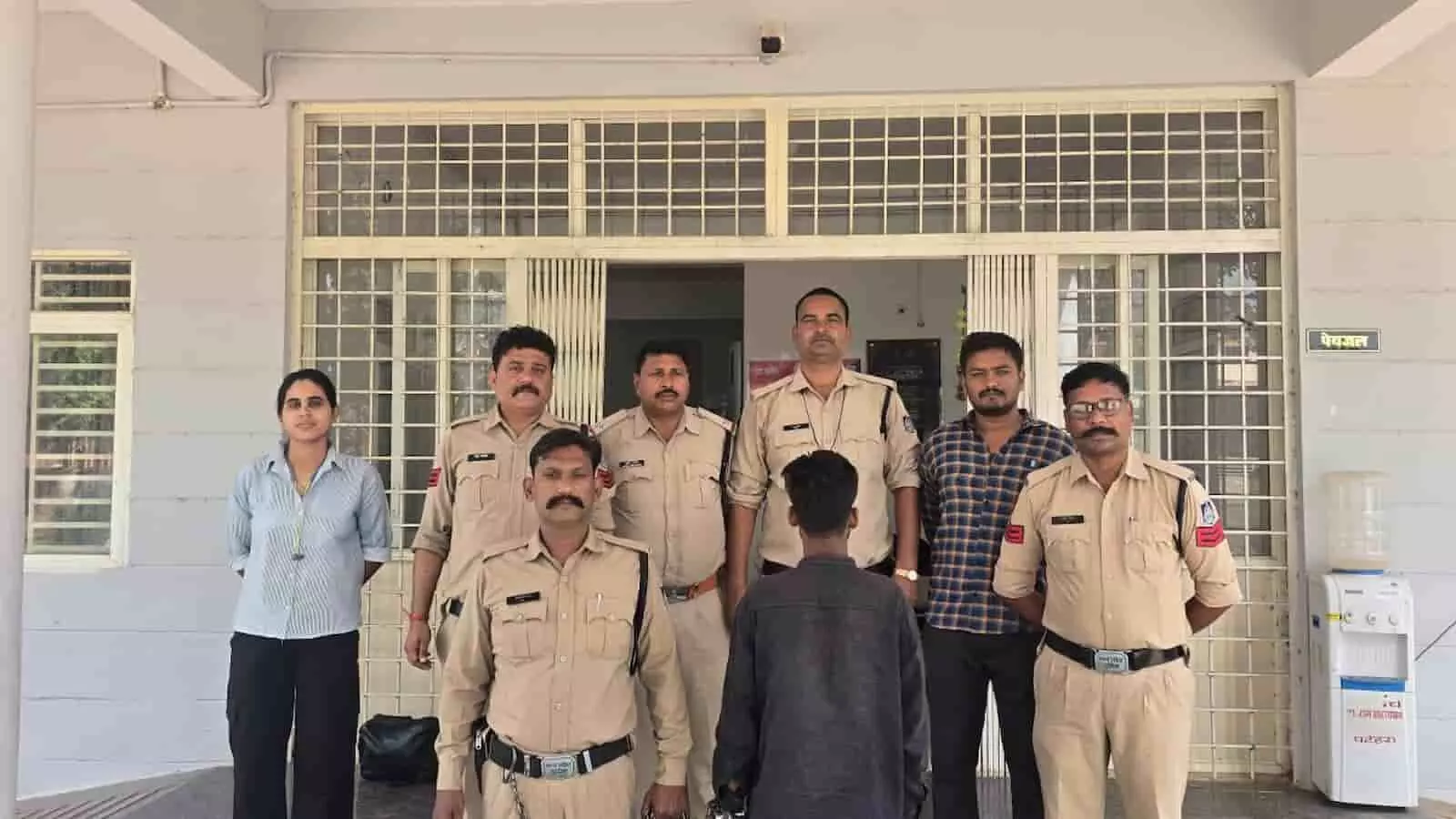 रीठी थाने के सामने पुलिस अधिकारी गिरफ्तार आरोपी के साथ खड़े होकर कैमरे की ओर देखते हुए। रीठी थाने के सामने पुलिस अधिकारी गिरफ्तार आरोपी के साथ खड़े होकर कैमरे की ओर देखते हुए।
