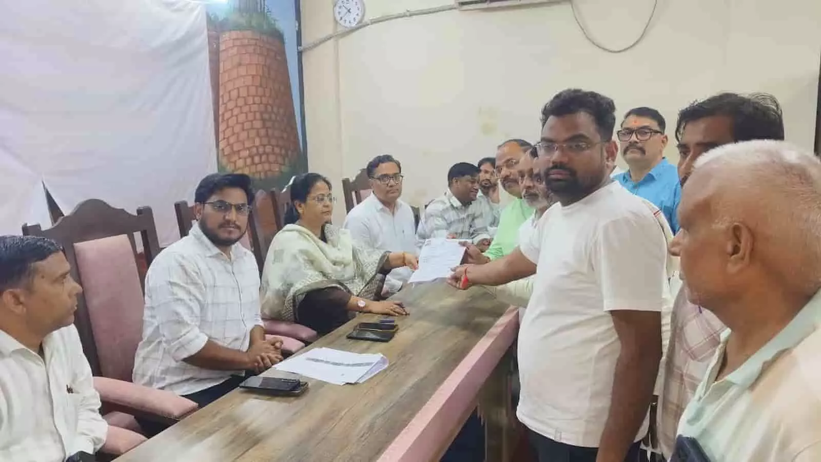 तस्वीर में बाईं ओर बैठी रिटर्निंग अधिकारी अलका श्रीवास्तव को व्यक्ति नामांकन पत्र सौंपता दिख रहा है। तस्वीर में बाईं ओर बैठी रिटर्निंग अधिकारी अलका श्रीवास्तव को व्यक्ति नामांकन पत्र सौंपता दिख रहा है।