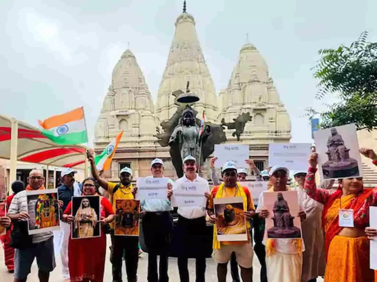 तस्वीर में दिख रहे श्रद्धालु काशी विश्वनाथ मंदिर के सामने भारतीय तिरंगा और शांति संदेश के पोस्टर हाथों में लिए खड़े हैं। तस्वीर में दिख रहे श्रद्धालु काशी विश्वनाथ मंदिर के सामने भारतीय तिरंगा और शांति संदेश के पोस्टर हाथों में लिए खड़े हैं।