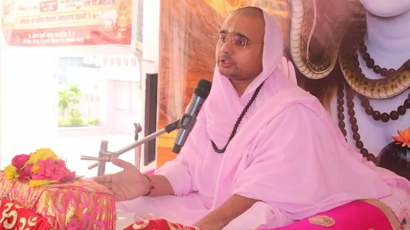 तस्वीर में दिख रही व्यासपीठ पर गुलाबी वस्त्र धारण किए संत दिग्विजय राम महाराज माइक के सामने बैठकर कथा कह रहे हैं। तस्वीर में दिख रही व्यासपीठ पर गुलाबी वस्त्र धारण किए संत दिग्विजय राम महाराज माइक के सामने बैठकर कथा कह रहे हैं।