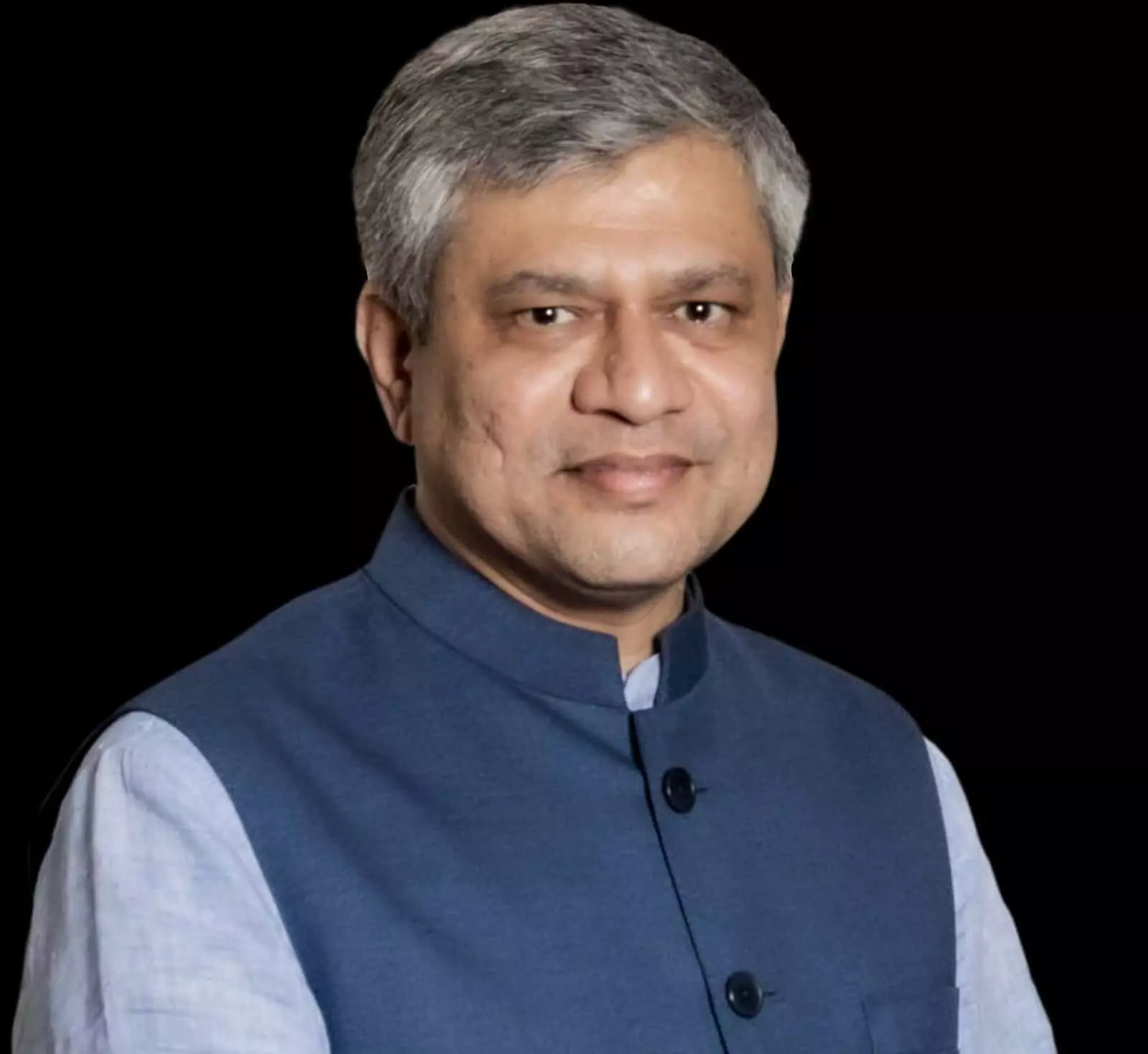 तस्वीर में केंद्रीय मंत्री अश्विनी वैष्णव काले बैकग्राउंड के सामने कैमरे की ओर मुस्कुराते हुए दिख रहे हैं। तस्वीर में केंद्रीय मंत्री अश्विनी वैष्णव काले बैकग्राउंड के सामने कैमरे की ओर मुस्कुराते हुए दिख रहे हैं।