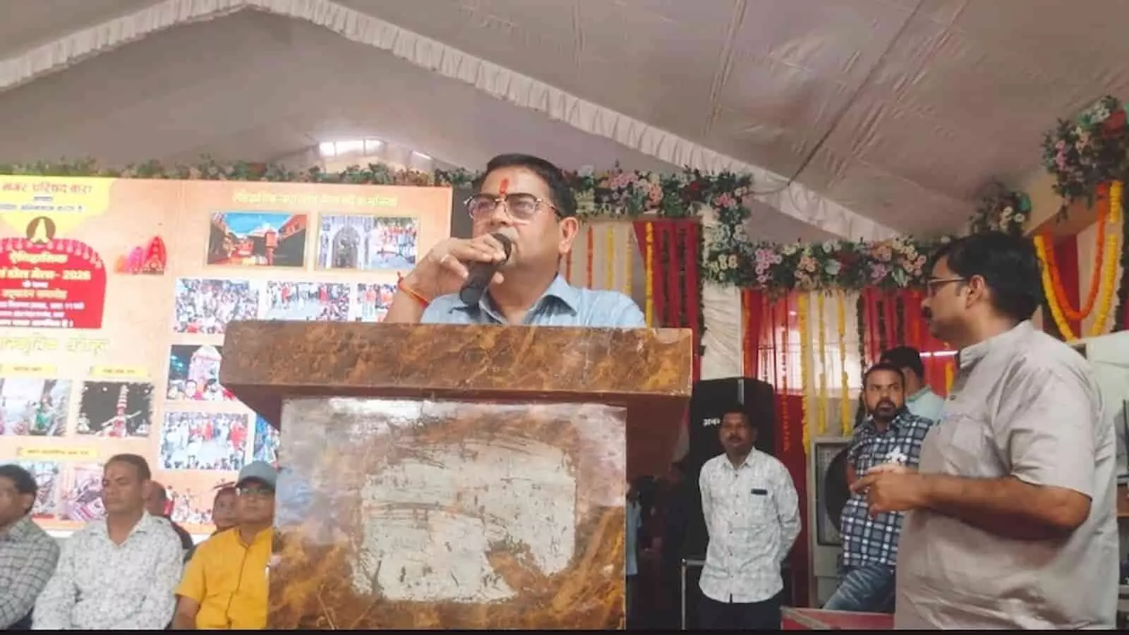 तस्वीर में जिला कलेक्टर बालमुकुंद असावा पोडियम पर खड़े होकर भाषण दे रहे हैं और अन्य लोग पास मौजूद हैं। तस्वीर में जिला कलेक्टर बालमुकुंद असावा पोडियम पर खड़े होकर भाषण दे रहे हैं और अन्य लोग पास मौजूद हैं।