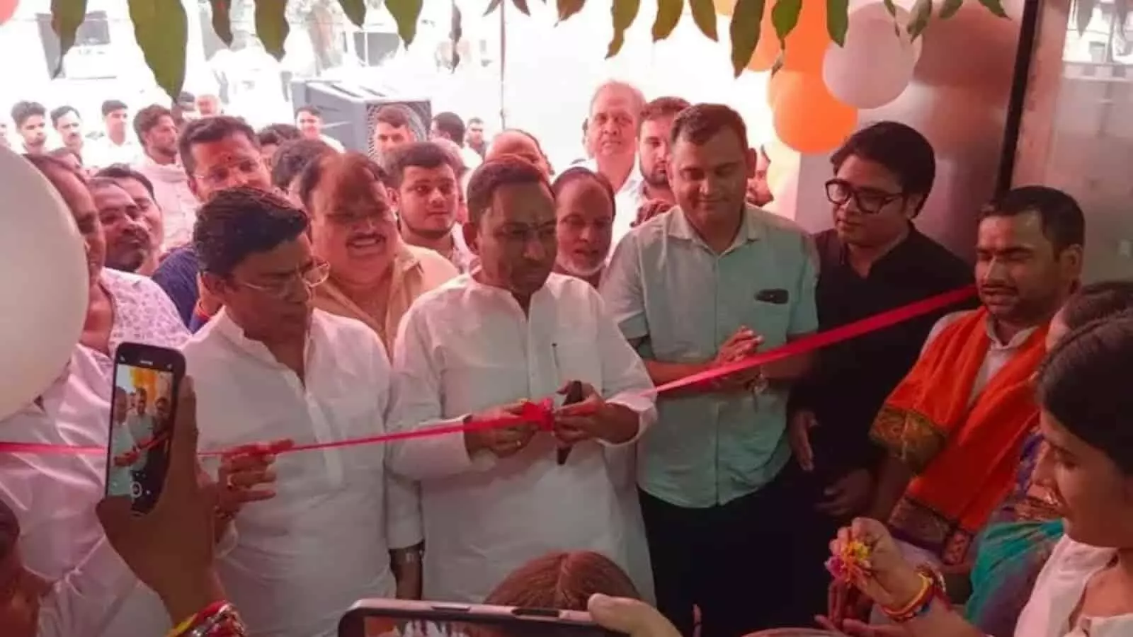 तस्वीर में विधायक धर्मेश तोमर अन्य लोगों के साथ मेट्रो अस्पताल का लाल फीता काट रहे हैं। तस्वीर में विधायक धर्मेश तोमर अन्य लोगों के साथ मेट्रो अस्पताल का लाल फीता काट रहे हैं।