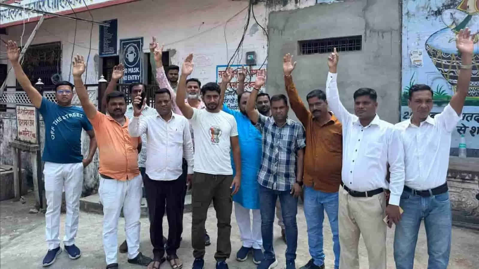 तस्वीर में झालरापाटन में आप पार्षद और नेता हाथ उठाकर विरोध प्रदर्शन करते दिख रहे हैं। तस्वीर में झालरापाटन में आप पार्षद और नेता हाथ उठाकर विरोध प्रदर्शन करते दिख रहे हैं।