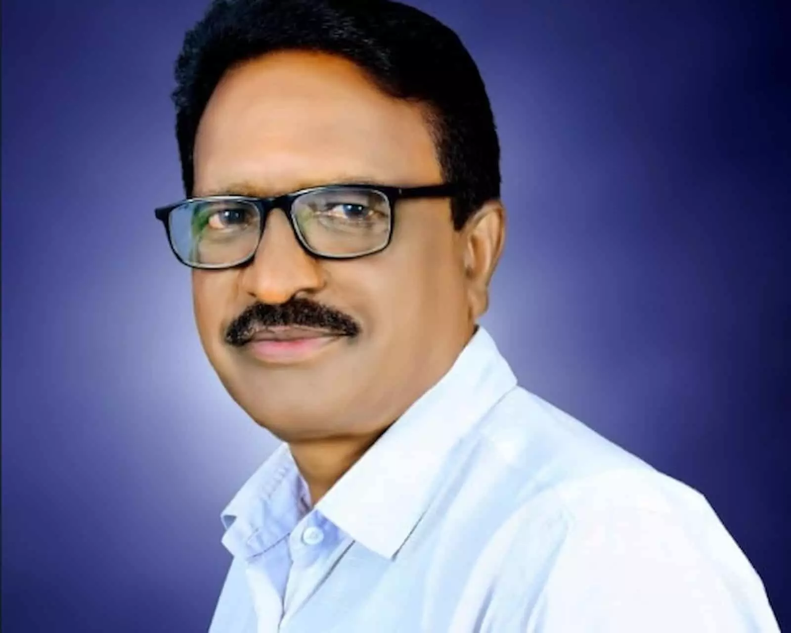 तस्वीर में चश्मा पहने हुए उत्तमराव पेचे नजर आ रहे हैं। तस्वीर में चश्मा पहने हुए उत्तमराव पेचे नजर आ रहे हैं।