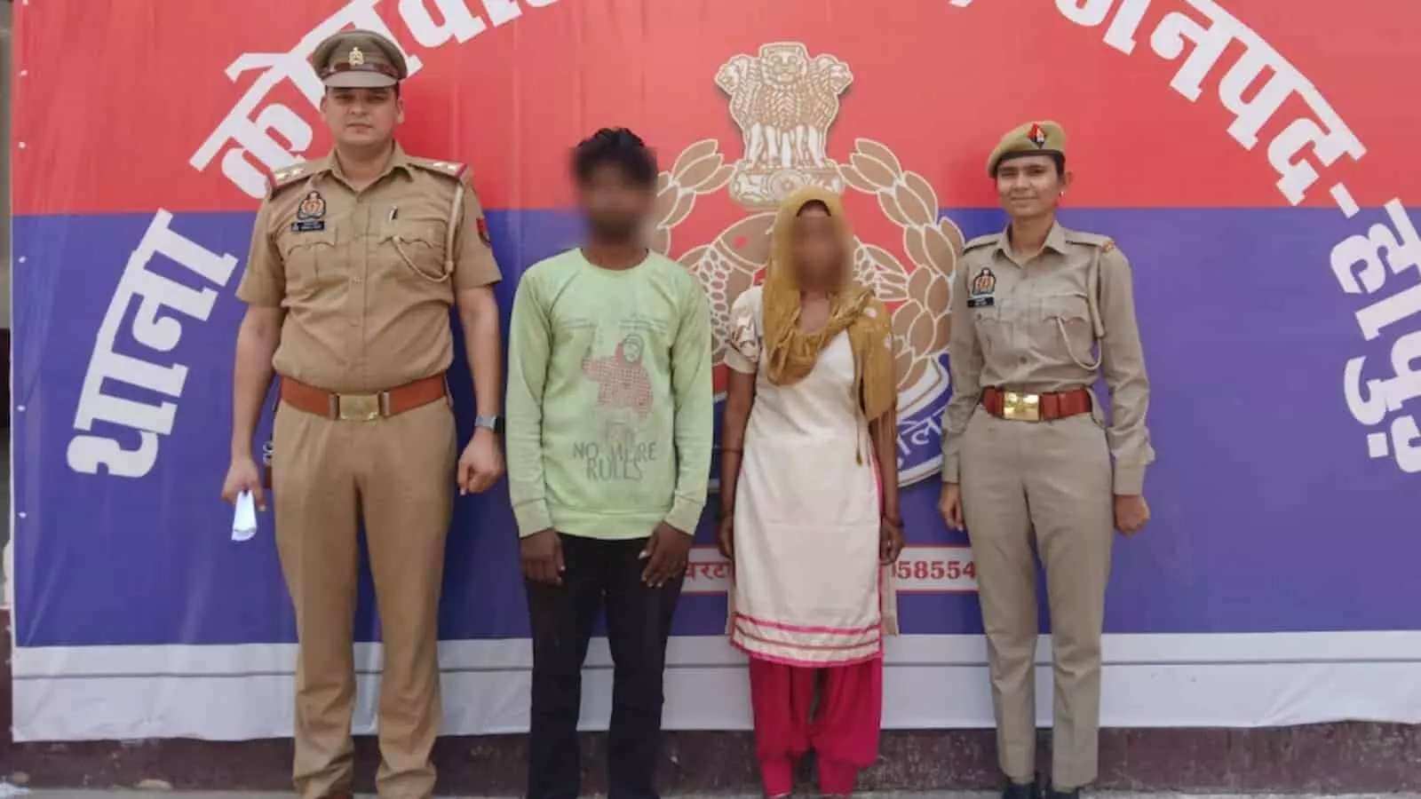 तस्वीर में पुलिसकर्मियों और परिजनों के साथ हापुड़ में बरामद गुमशुदा महिला नजर आ रही है। तस्वीर में पुलिसकर्मियों और परिजनों के साथ हापुड़ में बरामद गुमशुदा महिला नजर आ रही है।