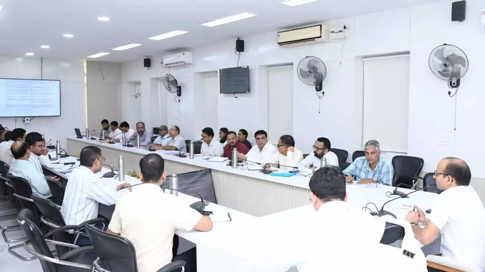 तस्वीर में सवाई माधोपुर के एक सभागार में जिला स्तरीय अधिकारियों की बैठक चल रही है। तस्वीर में सवाई माधोपुर के एक सभागार में जिला स्तरीय अधिकारियों की बैठक चल रही है।