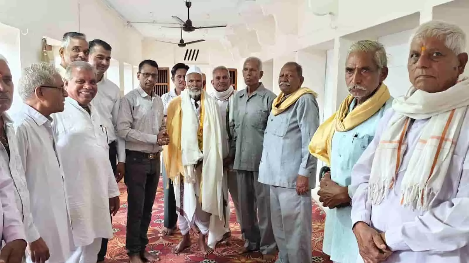 तस्वीर में दिख रहे लोग समता भवन के हॉल में एक समूह में खड़े होकर फोटो खिंचवा रहे हैं। तस्वीर में दिख रहे लोग समता भवन के हॉल में एक समूह में खड़े होकर फोटो खिंचवा रहे हैं।
