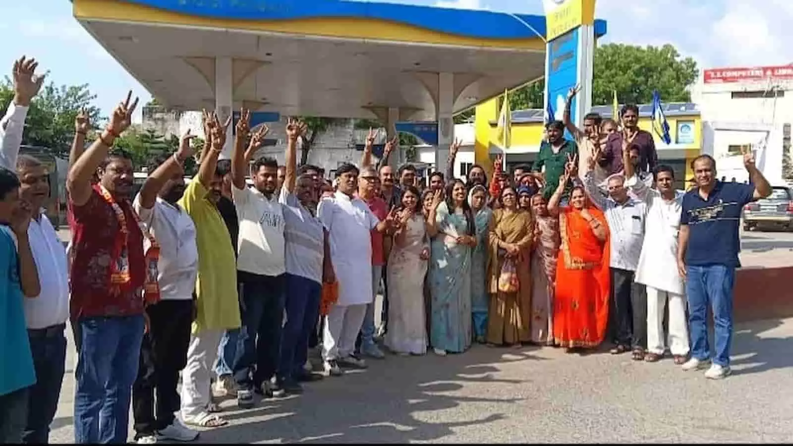 तस्वीर में दिख रही भीड़ के लोग एक साथ हाथ उठाकर जीत का निशान बना रहे हैं। तस्वीर में दिख रही भीड़ के लोग एक साथ हाथ उठाकर जीत का निशान बना रहे हैं।