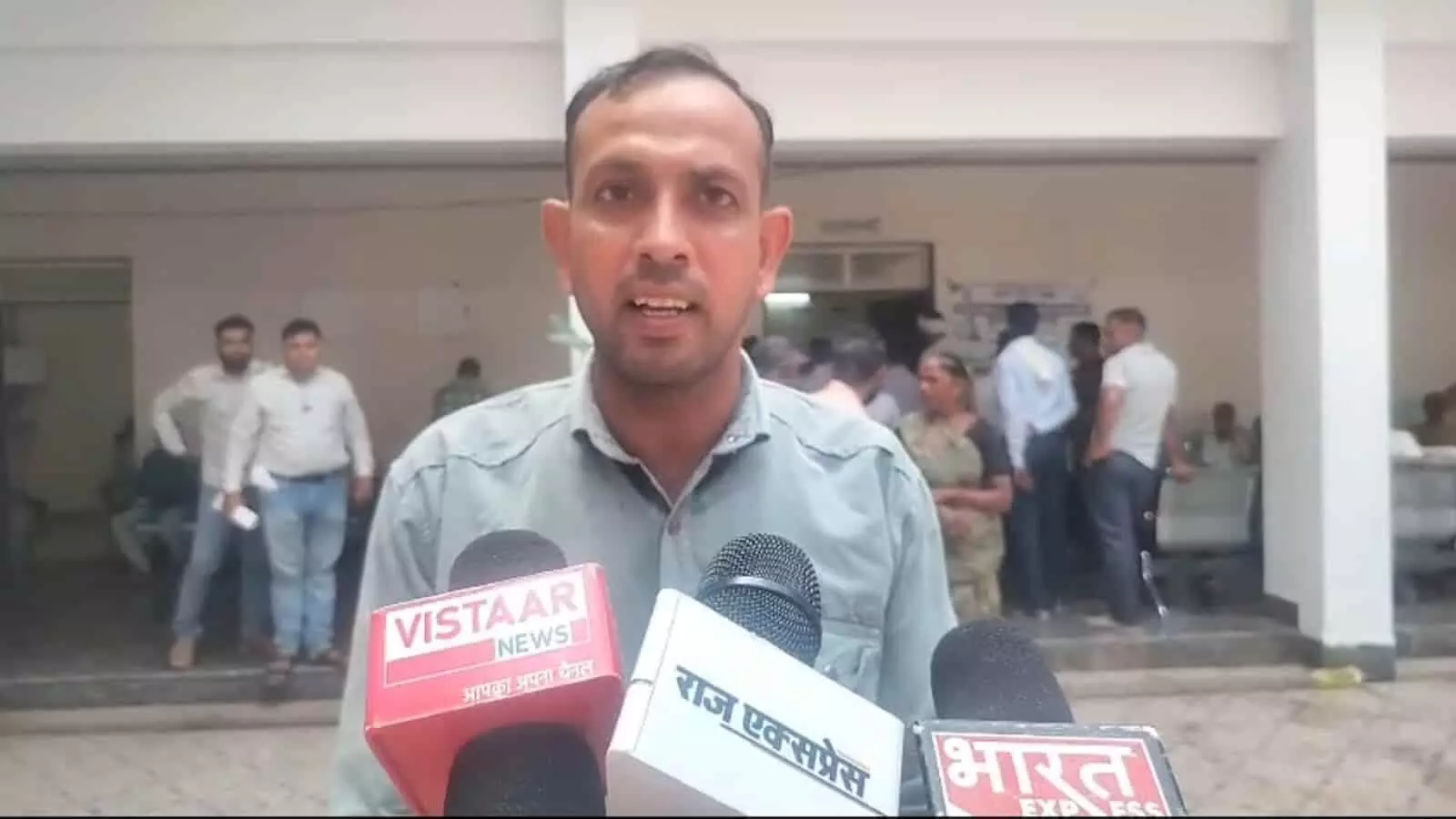 तस्वीर में एक व्यक्ति कलेक्टर कार्यालय परिसर में मीडिया से बात कर रहा है। तस्वीर में एक व्यक्ति कलेक्टर कार्यालय परिसर में मीडिया से बात कर रहा है।