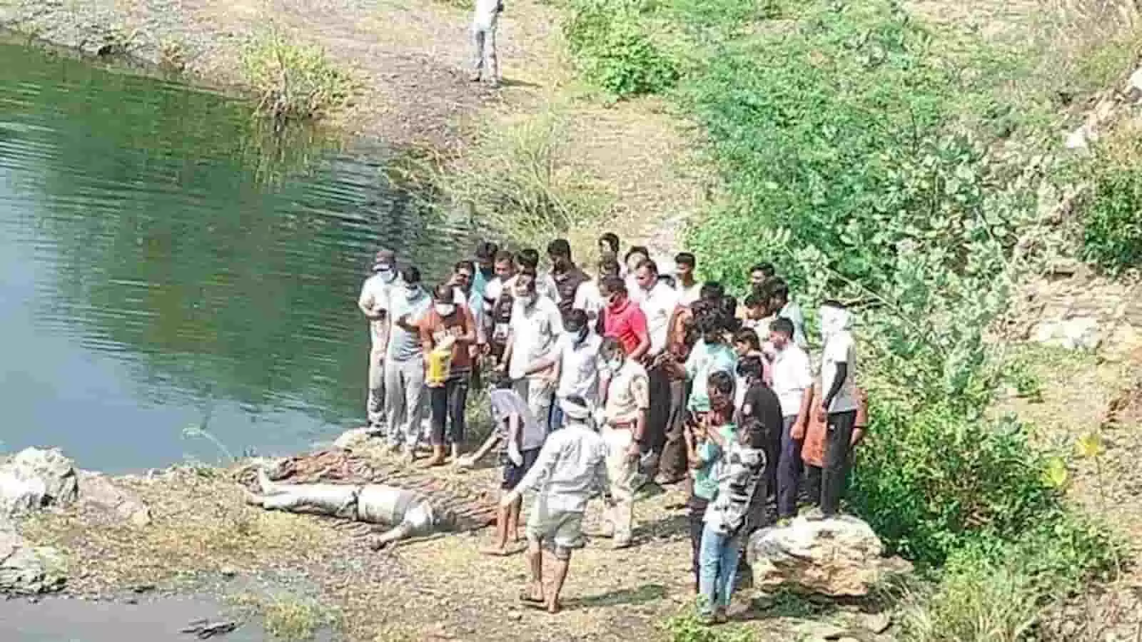 तस्वीर में खदान के किनारे पुलिसकर्मी और स्थानीय लोग खड़े नजर आ रहे हैं। तस्वीर में खदान के किनारे पुलिसकर्मी और स्थानीय लोग खड़े नजर आ रहे हैं।