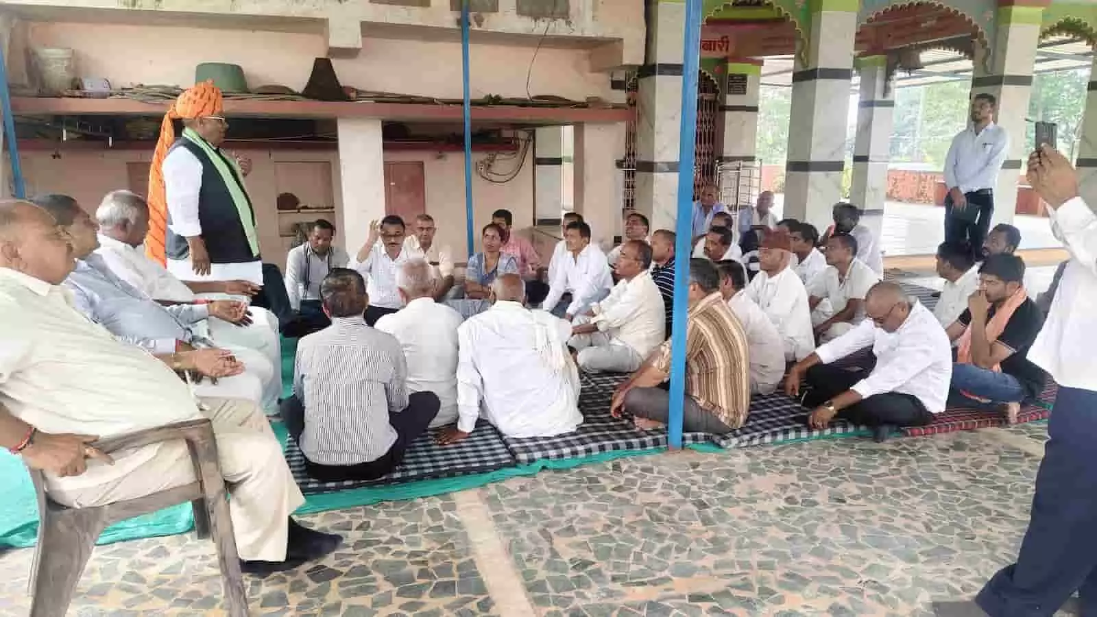 तस्वीर में खेरवाड़ा के बाबा रामदेव जी मंदिर परिसर में भाजपा नेता और कार्यकर्ता चुनावी बैठक करते हुए नजर आ रहे हैं। तस्वीर में खेरवाड़ा के बाबा रामदेव जी मंदिर परिसर में भाजपा नेता और कार्यकर्ता चुनावी बैठक करते हुए नजर आ रहे हैं।