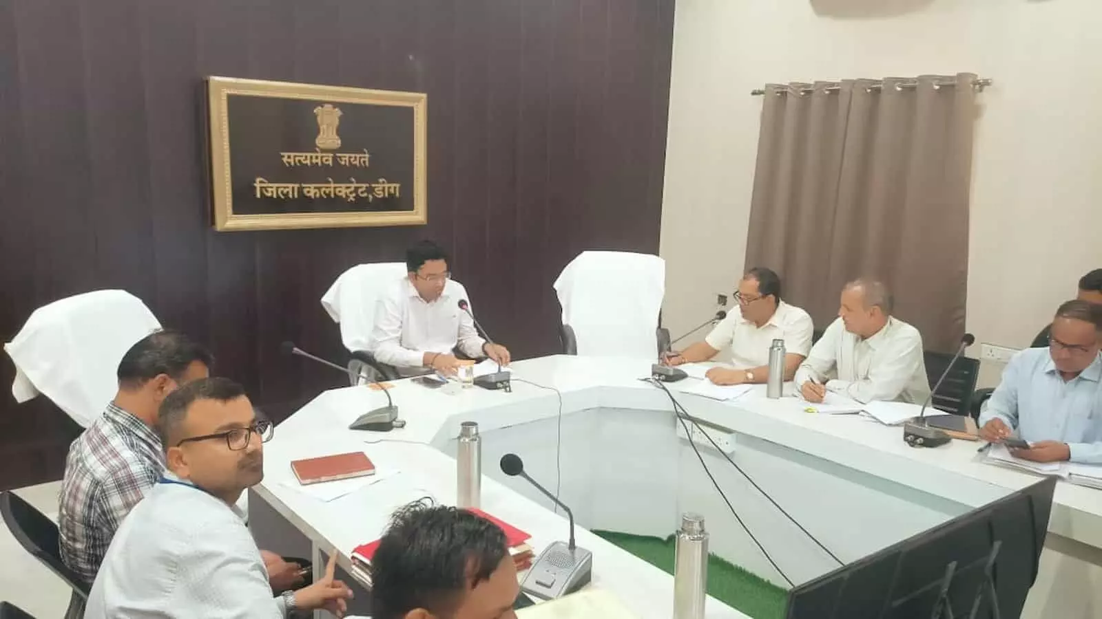 तस्वीर में जिला कलक्टर मयंक मनीष कलेक्ट्रेट सभागार में अधिकारियों के साथ बैठक करते नजर आ रहे हैं। तस्वीर में जिला कलक्टर मयंक मनीष कलेक्ट्रेट सभागार में अधिकारियों के साथ बैठक करते नजर आ रहे हैं।