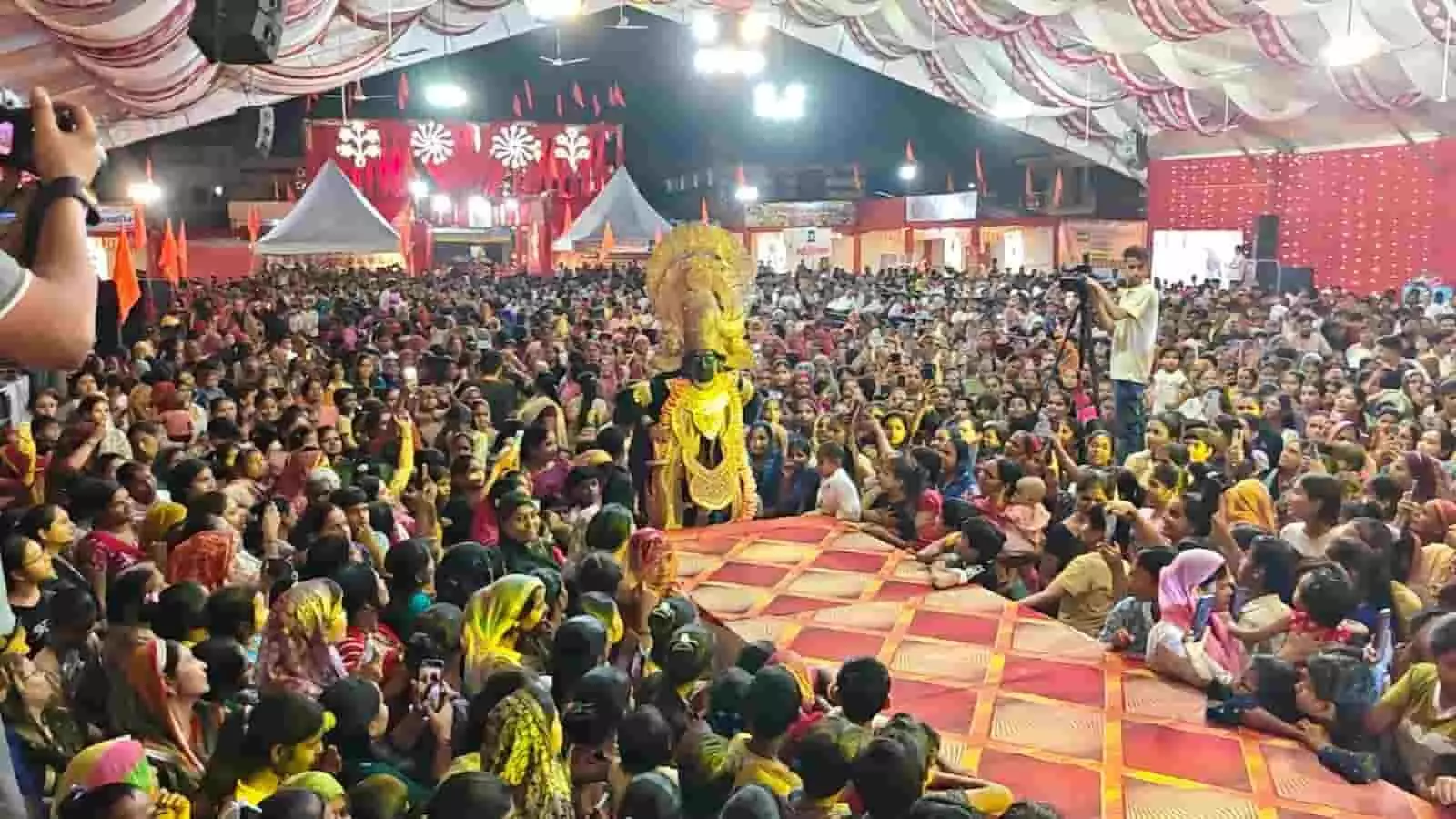 गंगापुर सिटी के पुरानी अनाज मंडी पंडाल में मंच के सामने बैठे श्रद्धालु और प्रस्तुति देते कलाकार। गंगापुर सिटी के पुरानी अनाज मंडी पंडाल में मंच के सामने बैठे श्रद्धालु और प्रस्तुति देते कलाकार।