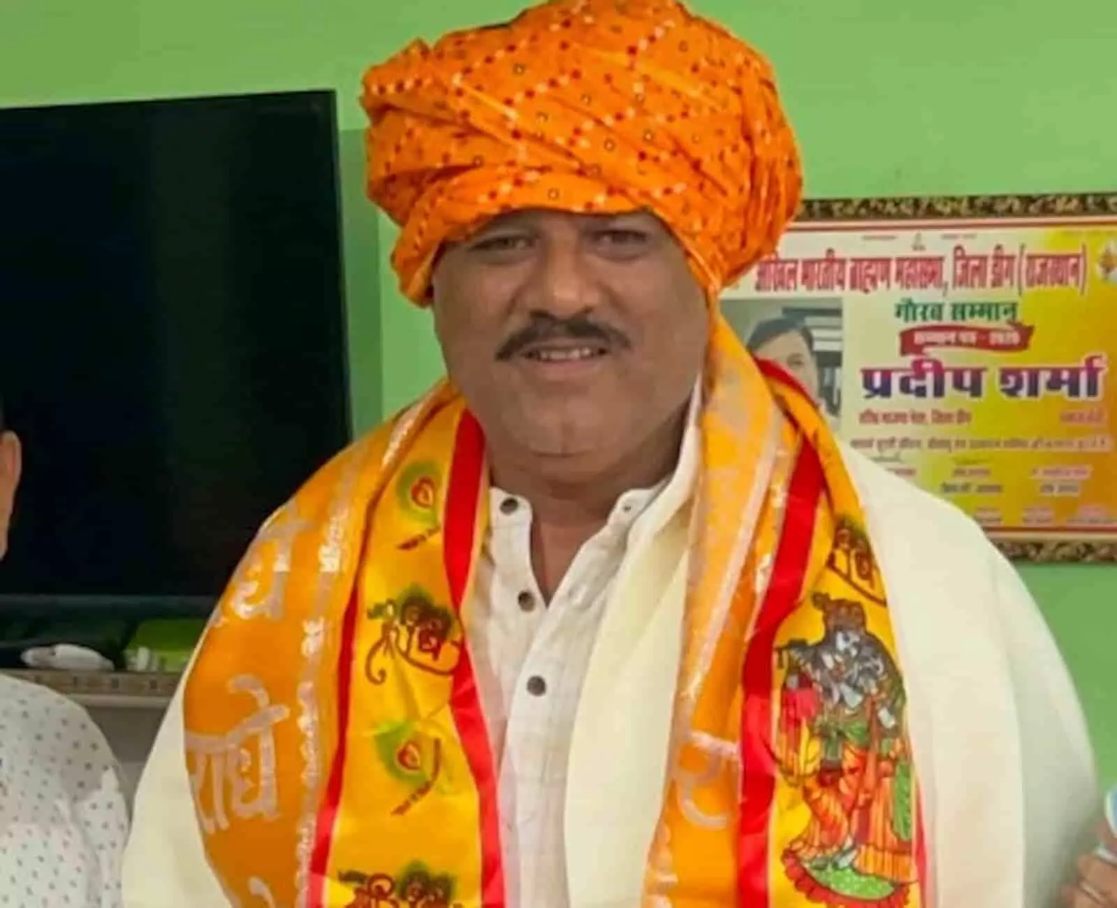 तस्वीर में दिख रही शख्सियत प्रदीप शर्मा सिर पर राजस्थानी साफा पहने और दुपट्टा धारण किए हुए हैं। तस्वीर में दिख रही शख्सियत प्रदीप शर्मा सिर पर राजस्थानी साफा पहने और दुपट्टा धारण किए हुए हैं।