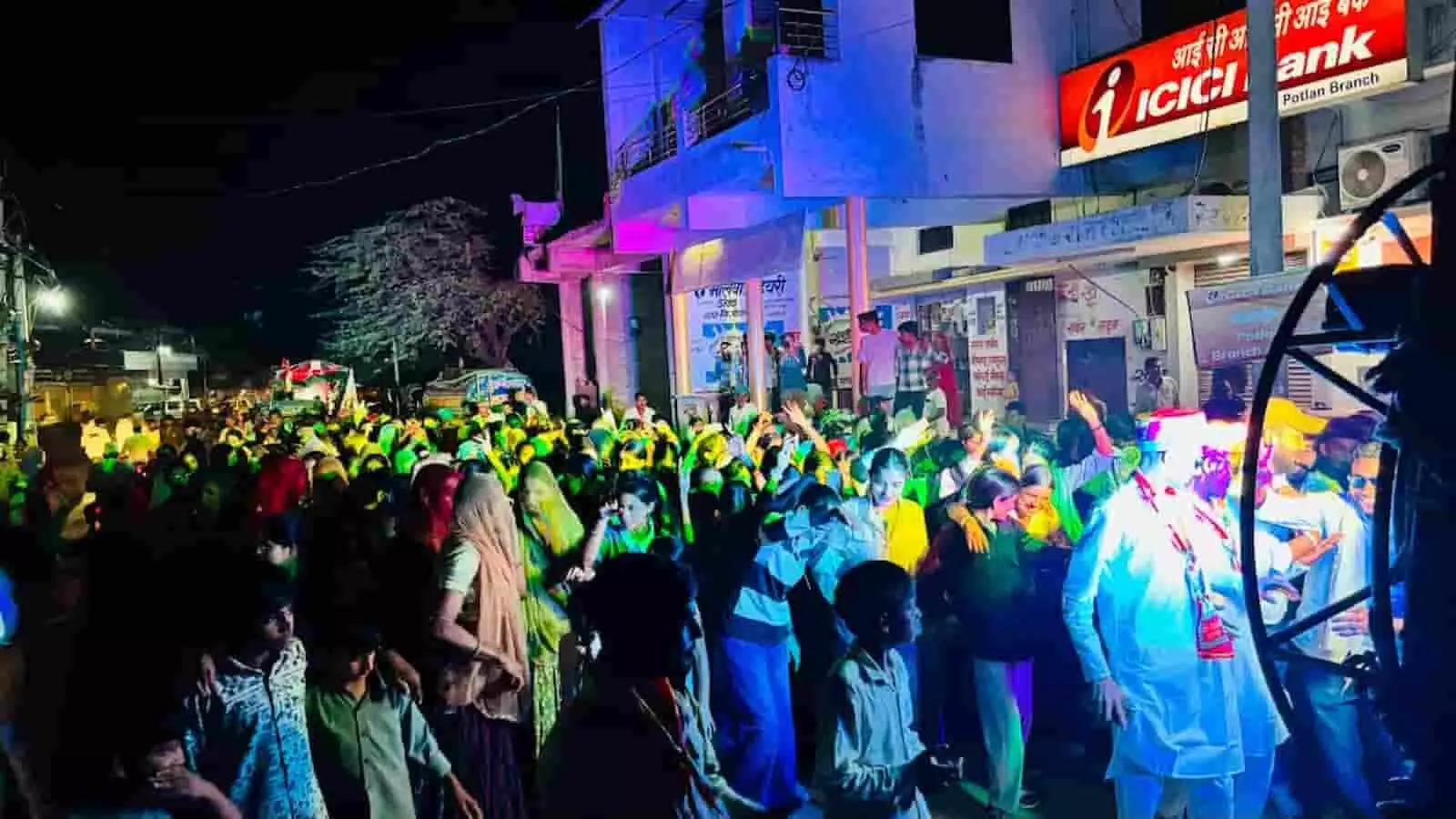 तस्वीर में दिख रही भीड़ पोटलां कस्बे की सड़क पर रात के समय शोभायात्रा के दौरान नाचती हुई नजर आ रही है। तस्वीर में दिख रही भीड़ पोटलां कस्बे की सड़क पर रात के समय शोभायात्रा के दौरान नाचती हुई नजर आ रही है।