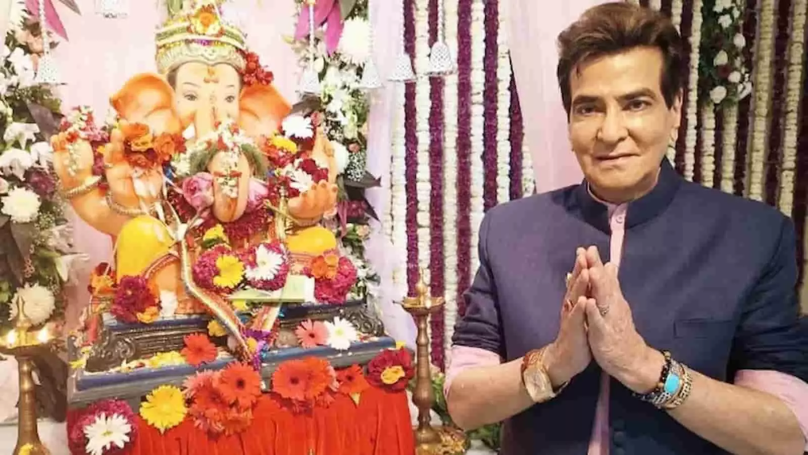 तस्वीर में अभिनेता जितेंद्र पुणे में भगवान गणेश के सामने हाथ जोड़े खड़े हैं। तस्वीर में अभिनेता जितेंद्र पुणे में भगवान गणेश के सामने हाथ जोड़े खड़े हैं।