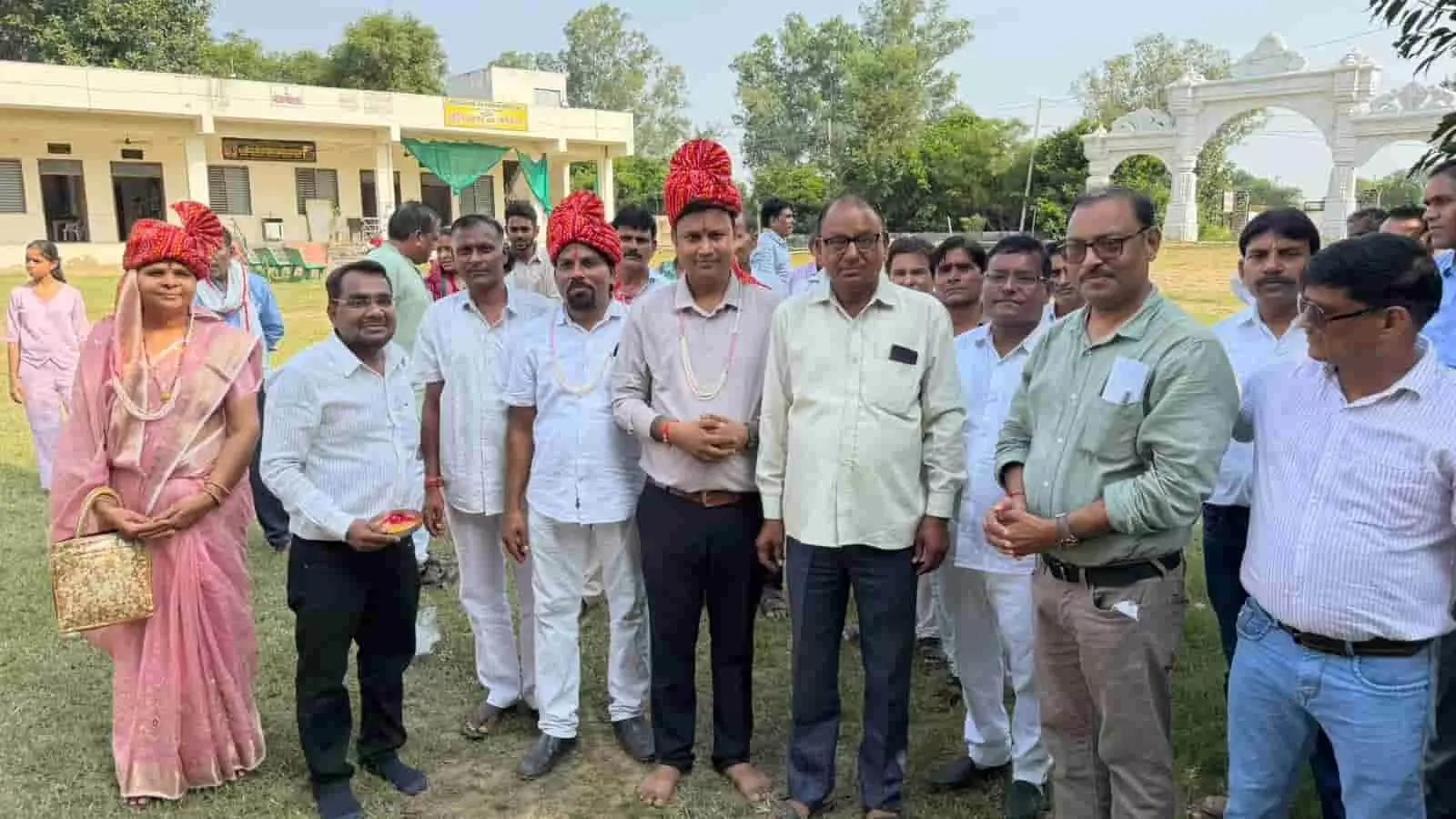 तस्वीर में दिख रही मंडली के लोग पारंपरिक परिधान में मंदिर परिसर के सामने खड़े हैं। तस्वीर में दिख रही मंडली के लोग पारंपरिक परिधान में मंदिर परिसर के सामने खड़े हैं।