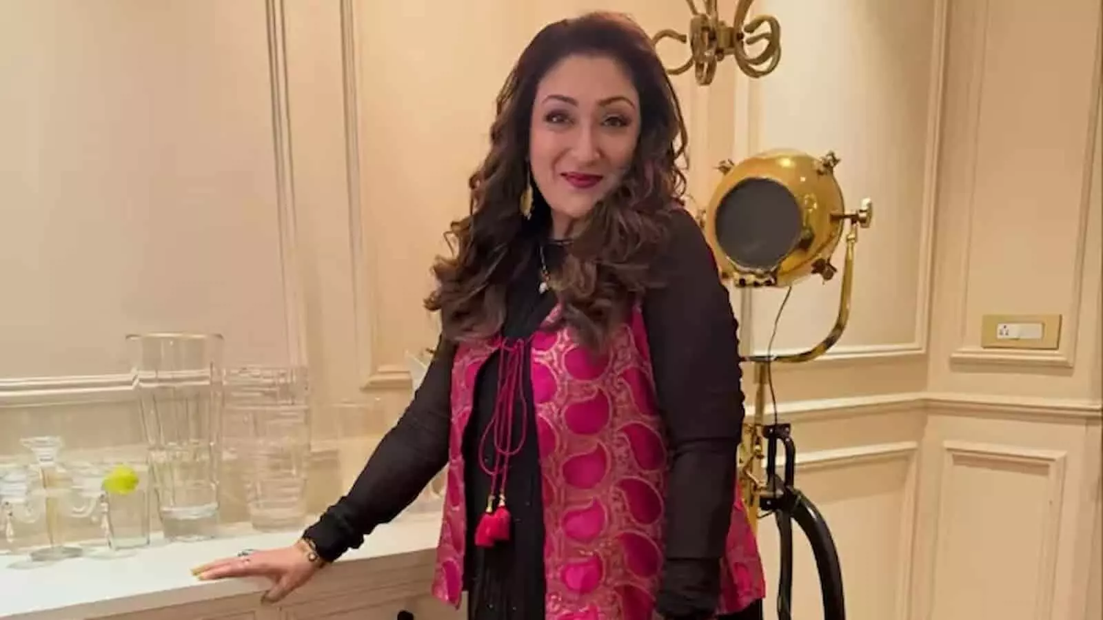 तस्वीर में सुनीता आहूजा घर के अंदरूनी हिस्से में खड़े होकर पोज़ दे रही हैं। तस्वीर में सुनीता आहूजा घर के अंदरूनी हिस्से में खड़े होकर पोज़ दे रही हैं।