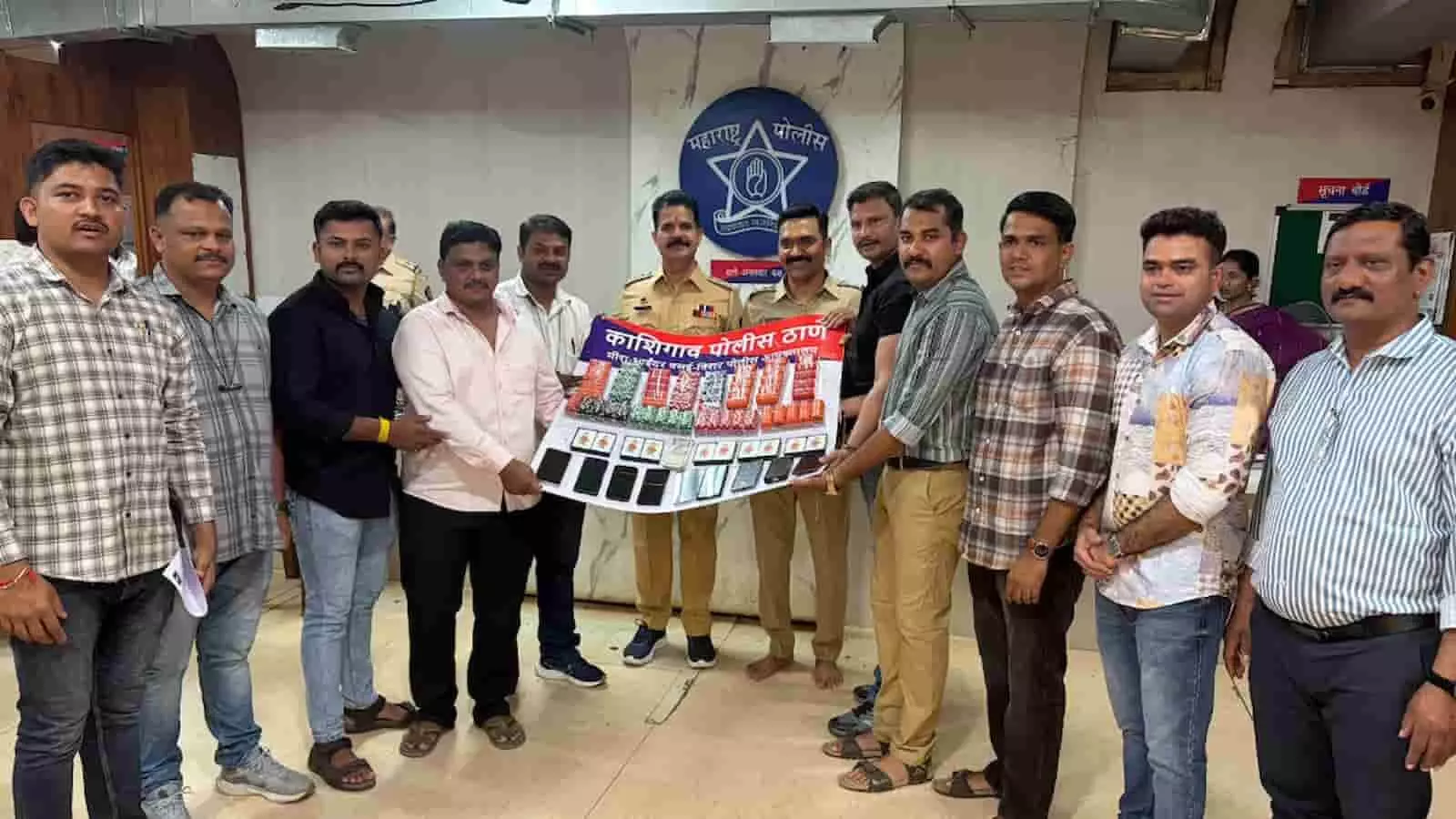तस्वीर में पुलिसकर्मी काशीगांव पुलिस थाने में बरामद जुआ सामग्री के साथ खड़े हैं। तस्वीर में पुलिसकर्मी काशीगांव पुलिस थाने में बरामद जुआ सामग्री के साथ खड़े हैं।
