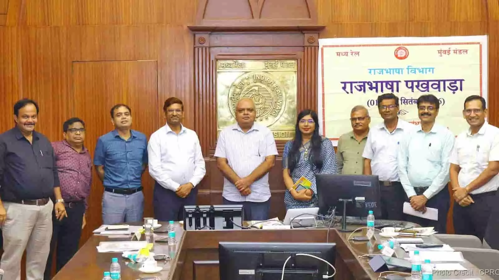 तस्वीर में मुंबई मंडल के राजभाषा पखवाड़े की बैठक में अधिकारी कार्यालय में खड़े दिखाई दे रहे हैं. तस्वीर में मुंबई मंडल के राजभाषा पखवाड़े की बैठक में अधिकारी कार्यालय में खड़े दिखाई दे रहे हैं.