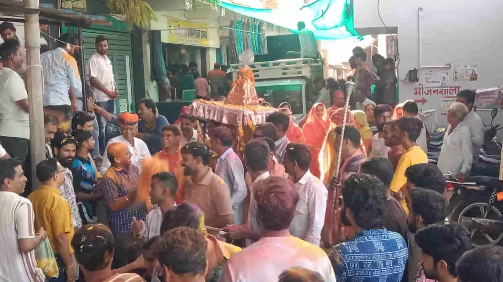 तस्वीर में जल झूलनी एकादशी के अवसर पर आकोला के बाजार में ठाकुर जी के बेवाण के साथ जुलूस में शामिल श्रद्धालु नजर आ रहे हैं। तस्वीर में जल झूलनी एकादशी के अवसर पर आकोला के बाजार में ठाकुर जी के बेवाण के साथ जुलूस में शामिल श्रद्धालु नजर आ रहे हैं।