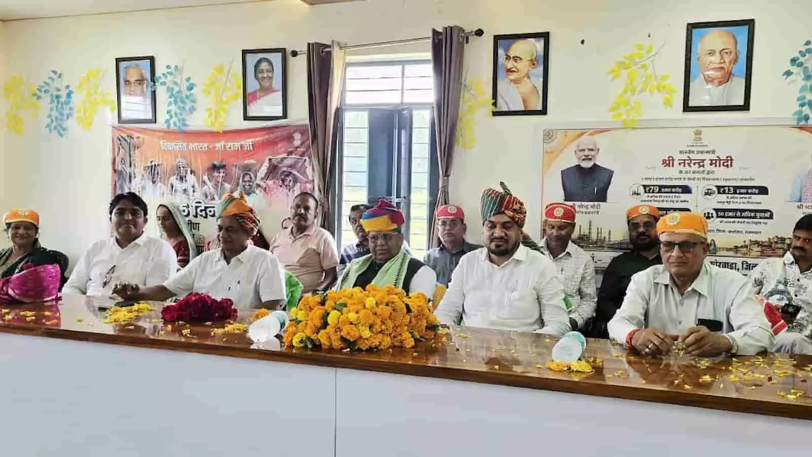 राज्यसभा सांसद चुन्नीलाल गरासिया और स्थानीय नेता पलासिया पंचायत भवन में मंच पर बैठे हैं। राज्यसभा सांसद चुन्नीलाल गरासिया और स्थानीय नेता पलासिया पंचायत भवन में मंच पर बैठे हैं।