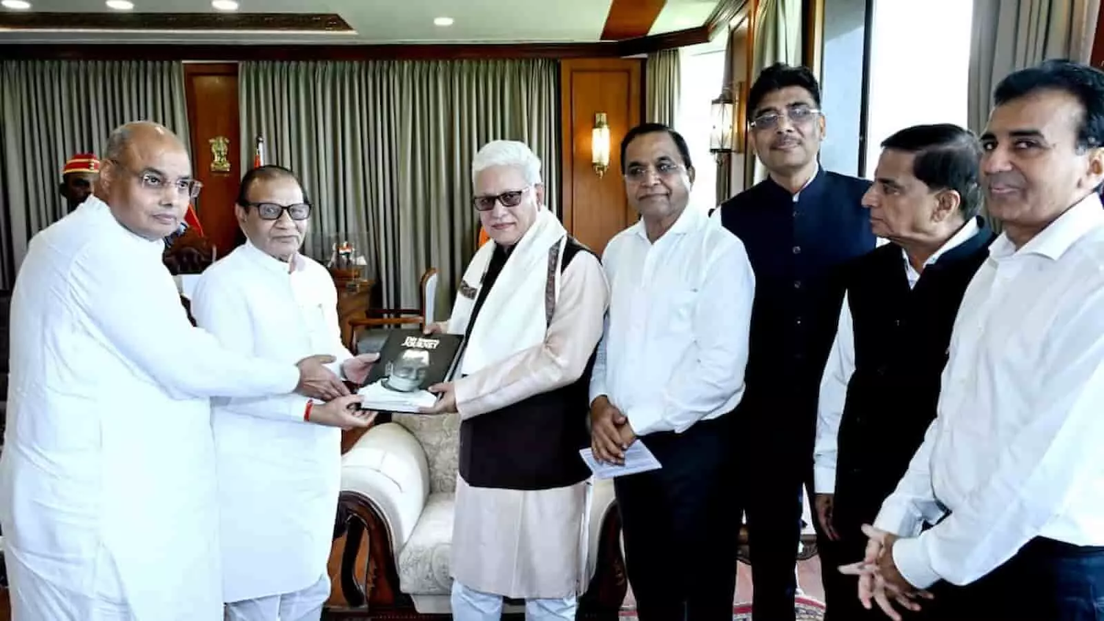 तस्वीर में महाराष्ट्र के राज्यपाल जिष्णु देव वर्मा और अन्य अतिथि एक कार्यक्रम में नजर आ रहे हैं। तस्वीर में महाराष्ट्र के राज्यपाल जिष्णु देव वर्मा और अन्य अतिथि एक कार्यक्रम में नजर आ रहे हैं।