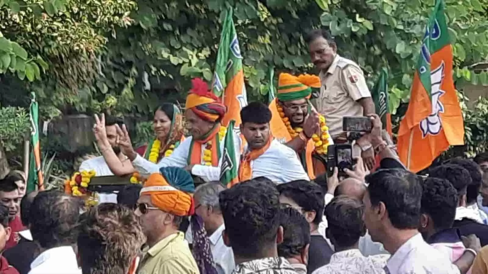 तस्वीर में ब्यावर में चुनाव जीतने के बाद नेता और कार्यकर्ता माला पहने हुए तथा पार्टी के झंडे लहराते हुए नजर आ रहे हैं। तस्वीर में ब्यावर में चुनाव जीतने के बाद नेता और कार्यकर्ता माला पहने हुए तथा पार्टी के झंडे लहराते हुए नजर आ रहे हैं।