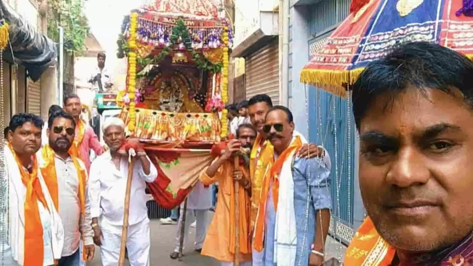 तस्वीर में बारां में जलझूलनी एकादशी की शोभायात्रा के दौरान देव विमान और श्रद्धालु दिख रहे हैं। तस्वीर में बारां में जलझूलनी एकादशी की शोभायात्रा के दौरान देव विमान और श्रद्धालु दिख रहे हैं।