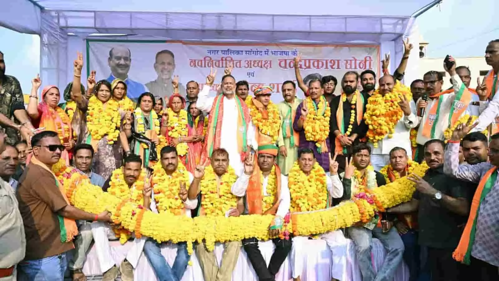 सांगोद में आयोजित विजय यात्रा के दौरान ऊर्जा मंत्री हीरालाल नागर और स्थानीय लोग गले में फूलों की माला पहने मंच पर खड़े दिखाई दे रहे हैं। सांगोद में आयोजित विजय यात्रा के दौरान ऊर्जा मंत्री हीरालाल नागर और स्थानीय लोग गले में फूलों की माला पहने मंच पर खड़े दिखाई दे रहे हैं।