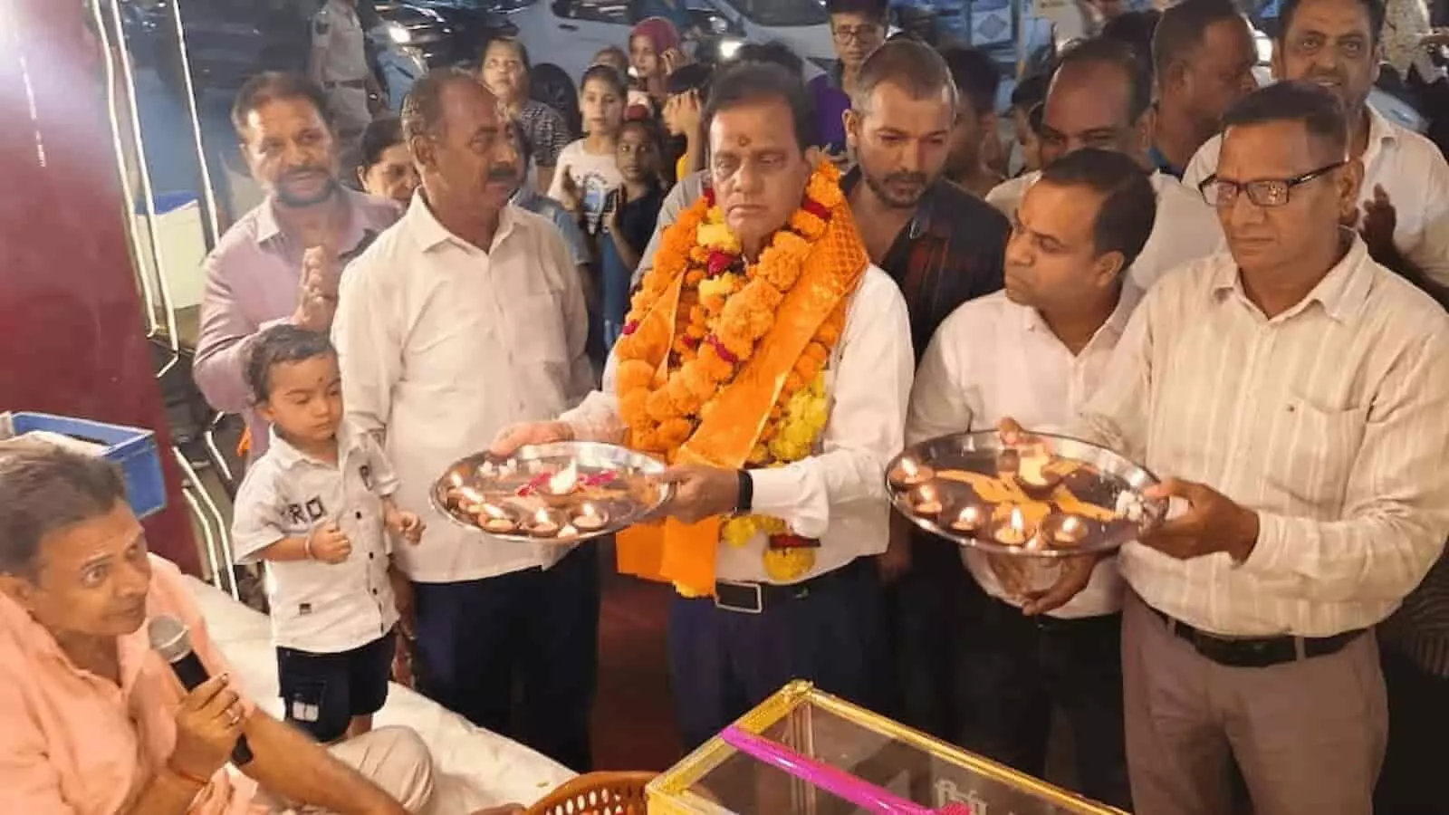 विज्ञान नगर व्यापार संघ के आयोजन में महाआरती के दौरान लोग हाथों में दीपों की थाली लिए खड़े दिखाई दे रहे हैं। विज्ञान नगर व्यापार संघ के आयोजन में महाआरती के दौरान लोग हाथों में दीपों की थाली लिए खड़े दिखाई दे रहे हैं।