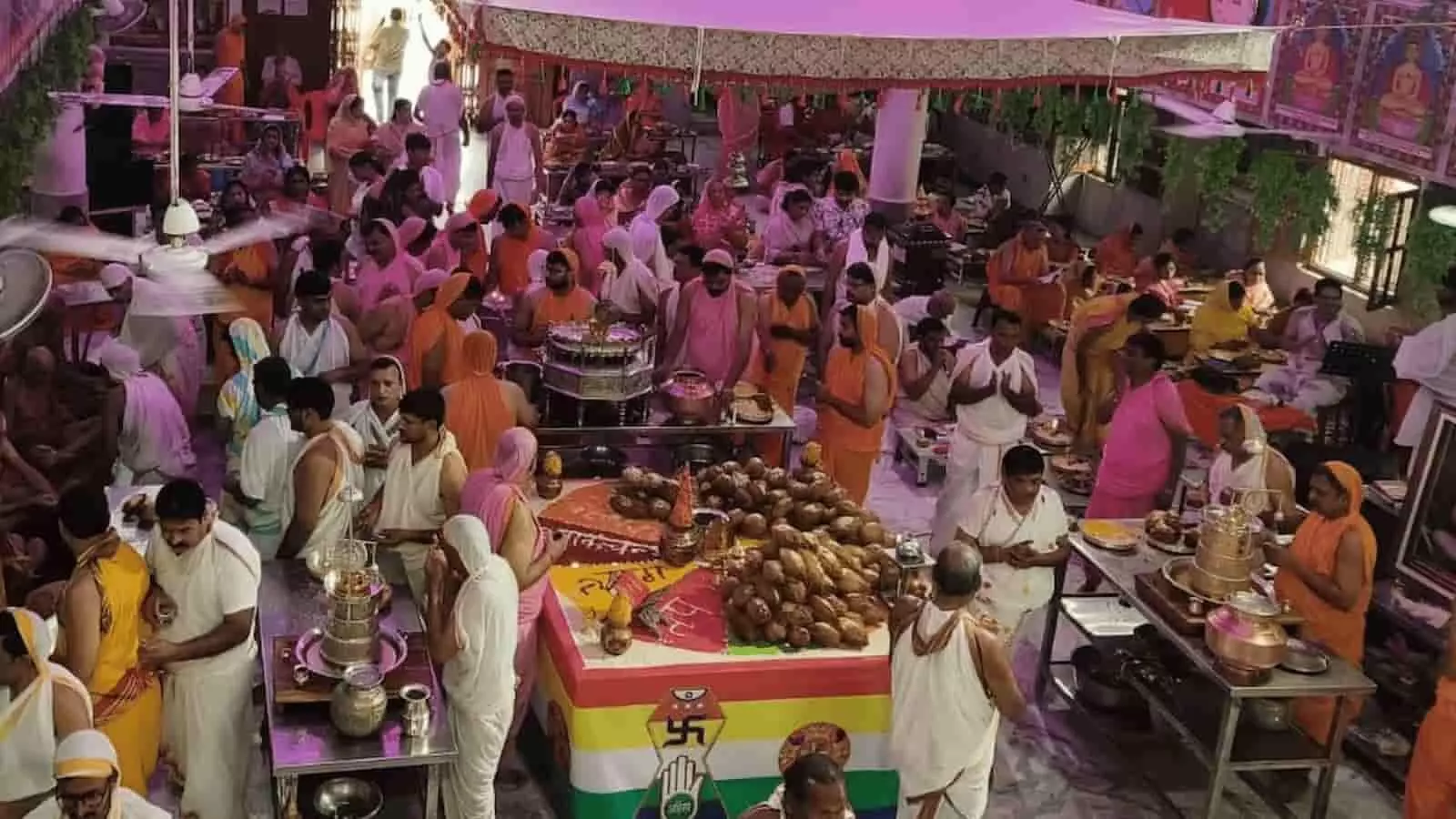 रिद्धि-सिद्धि नगर के मंदिर में प्रवचन और धार्मिक आयोजन के दौरान लोग समूह में उपस्थित दिखाई दे रहे हैं। रिद्धि-सिद्धि नगर के मंदिर में प्रवचन और धार्मिक आयोजन के दौरान लोग समूह में उपस्थित दिखाई दे रहे हैं।
