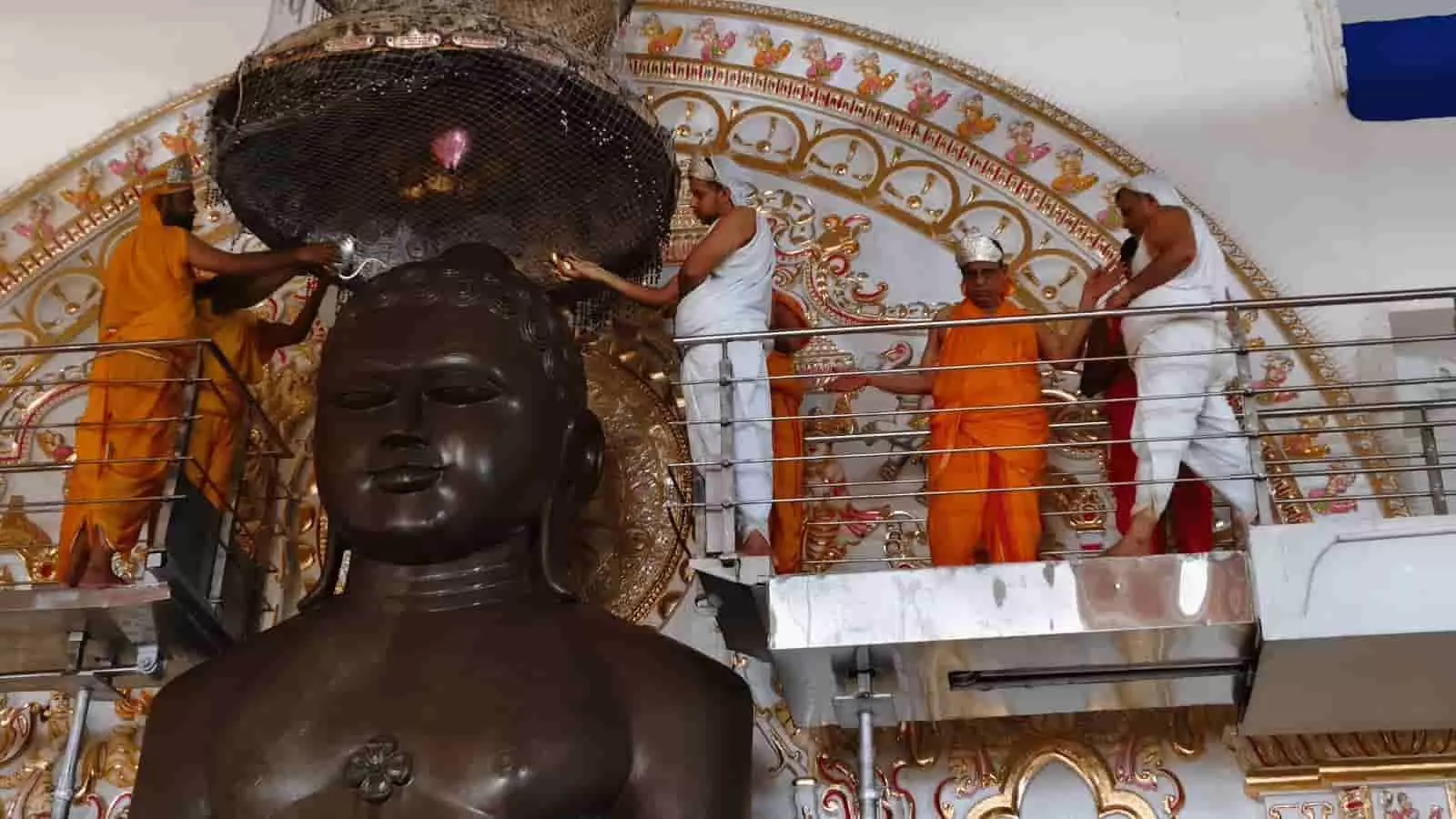 श्री पुण्योदय अतिशय क्षेत्र नसियां जी के मंदिर में भगवान की विशाल प्रतिमा के पास अनुष्ठान करते हुए लोग दिखाई दे रहे हैं। श्री पुण्योदय अतिशय क्षेत्र नसियां जी के मंदिर में भगवान की विशाल प्रतिमा के पास अनुष्ठान करते हुए लोग दिखाई दे रहे हैं।