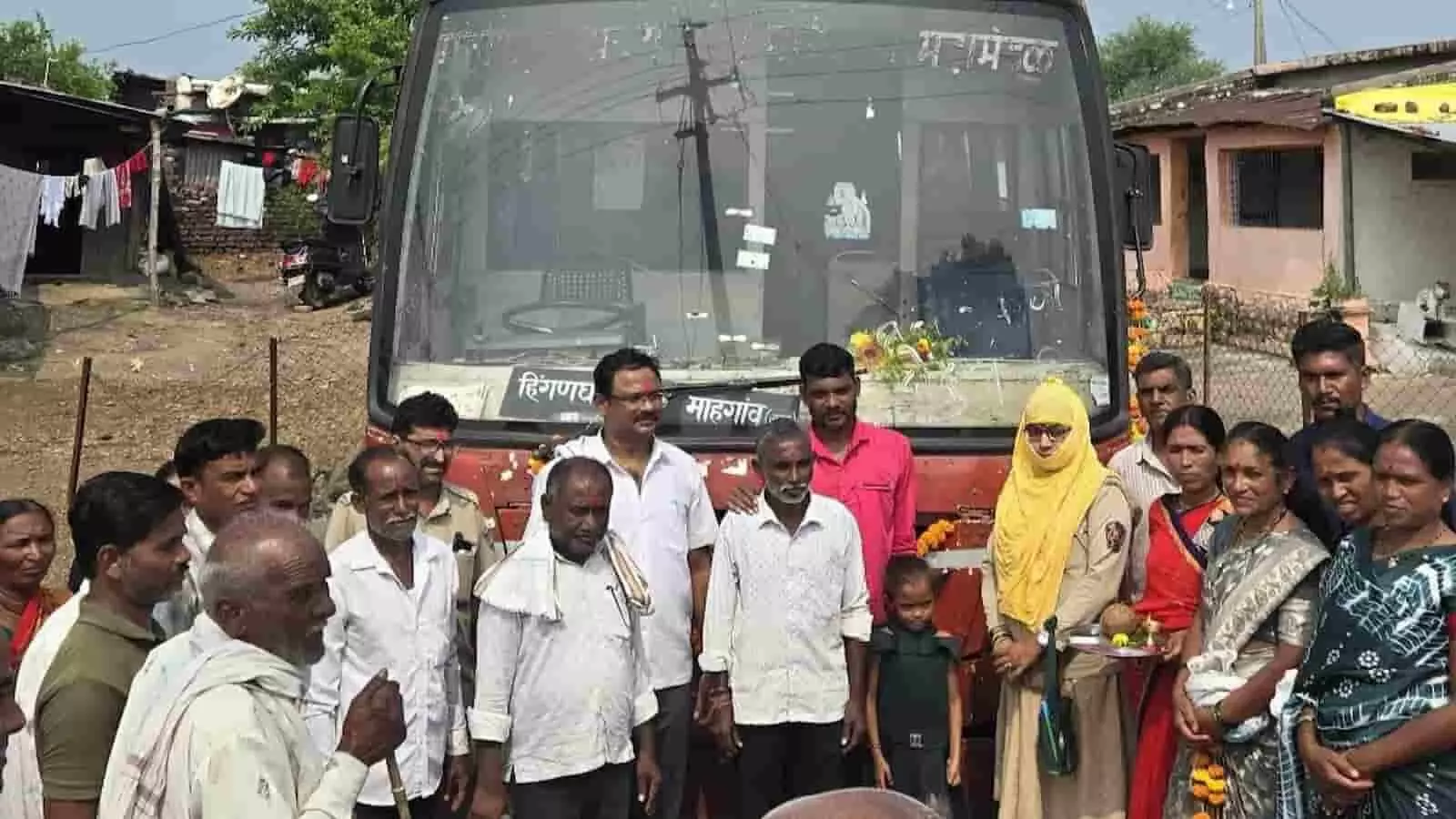 तस्वीर में दिख रही लाल बस के आगे स्थानीय ग्रामीण, महिला चालक और यात्री खड़े हैं। JPG तस्वीर में दिख रही लाल बस के आगे स्थानीय ग्रामीण, महिला चालक और यात्री खड़े हैं। JPG