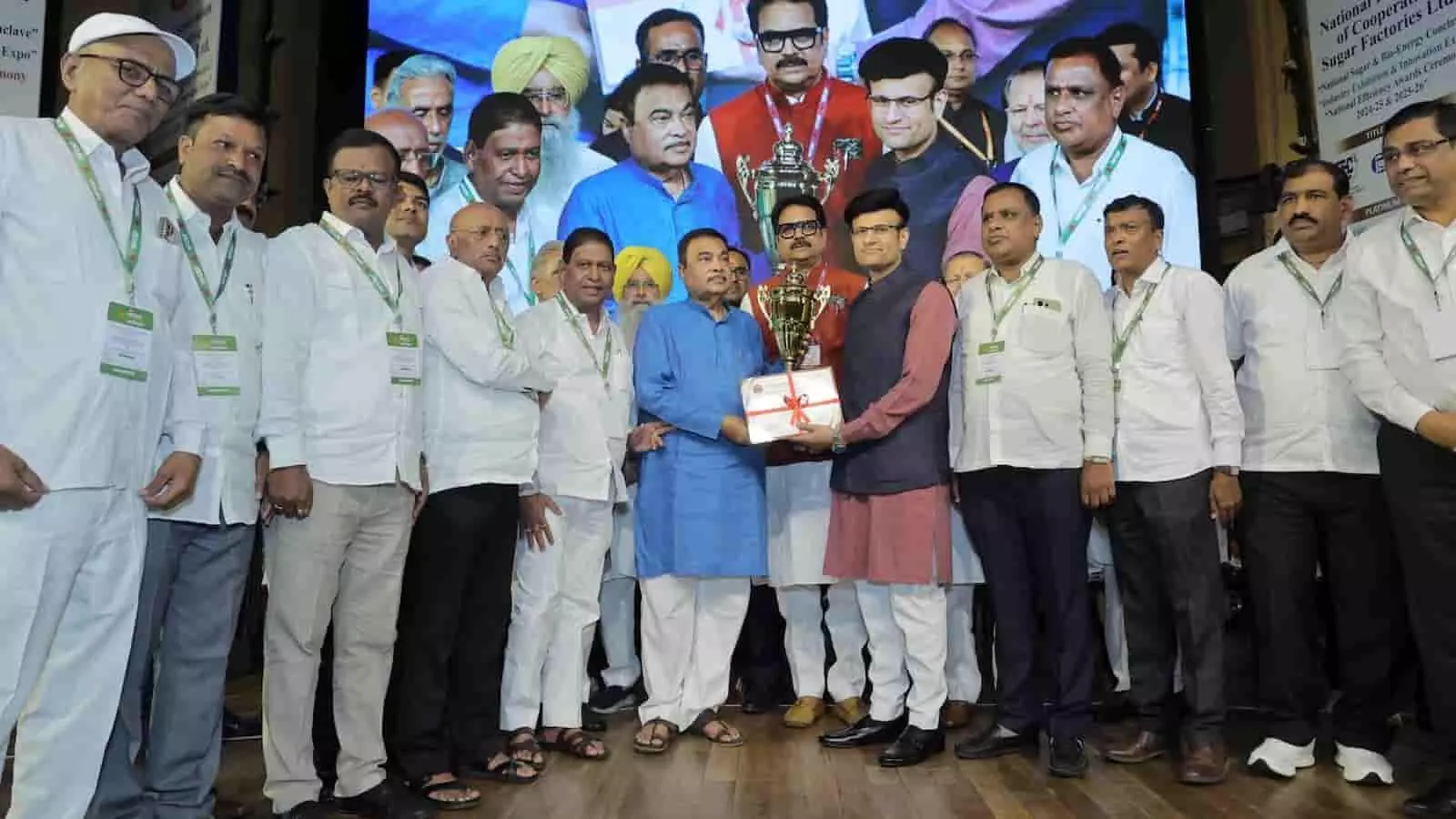 तस्वीर में केंद्रीय मंत्री नितिन गडकरी से पुरस्कार स्वीकार करते शाहू उद्योग समूह के अध्यक्ष राजे समरजितसिंह घाटगे दिख रहे हैं। तस्वीर में केंद्रीय मंत्री नितिन गडकरी से पुरस्कार स्वीकार करते शाहू उद्योग समूह के अध्यक्ष राजे समरजितसिंह घाटगे दिख रहे हैं।