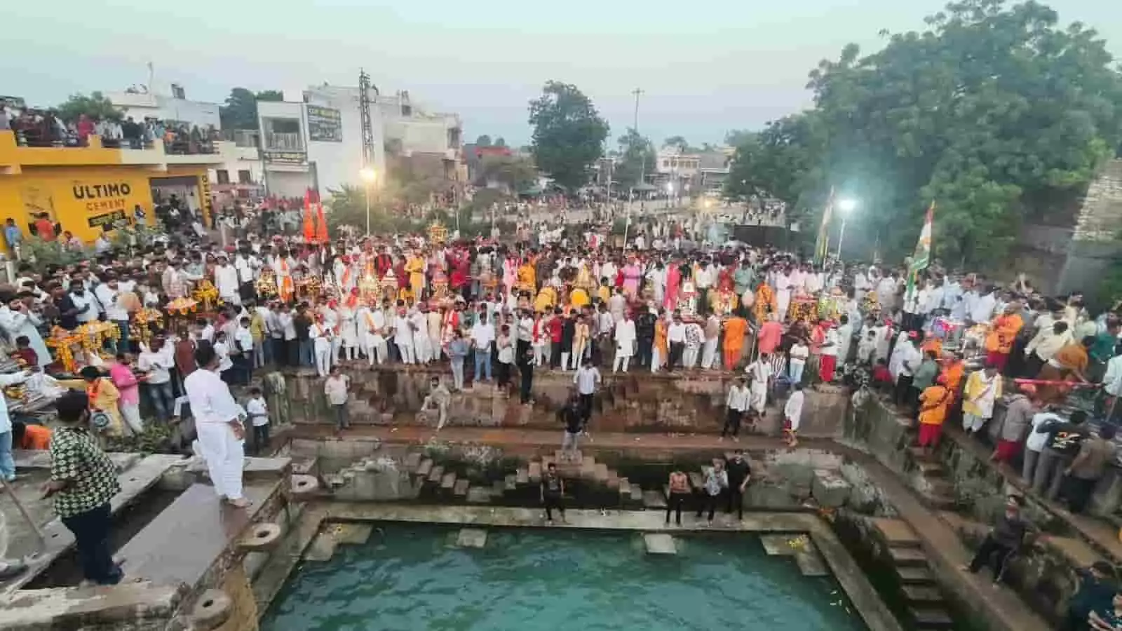 तस्वीर में दिख रही कुंड की सीड़ियों के आसपास बेगूं में एकत्र श्रद्धालुओं की जनसभा दिखाई दे रही है। तस्वीर में दिख रही कुंड की सीड़ियों के आसपास बेगूं में एकत्र श्रद्धालुओं की जनसभा दिखाई दे रही है।