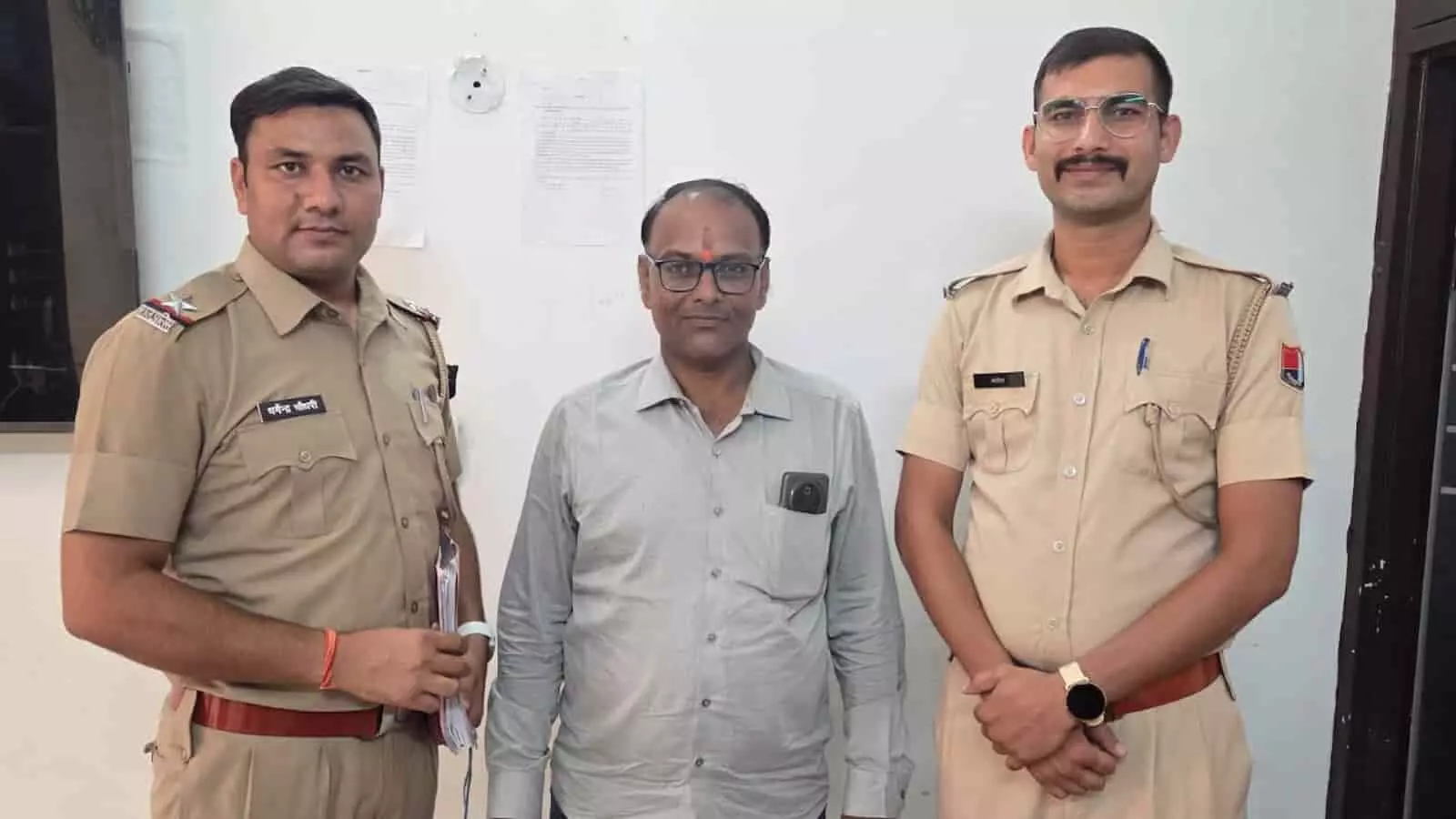 तस्वीर में पुलिसकर्मियों के साथ खड़े नजर आ रहे हैं साइबर ठगी के पीड़ित व्यक्ति। तस्वीर में पुलिसकर्मियों के साथ खड़े नजर आ रहे हैं साइबर ठगी के पीड़ित व्यक्ति।