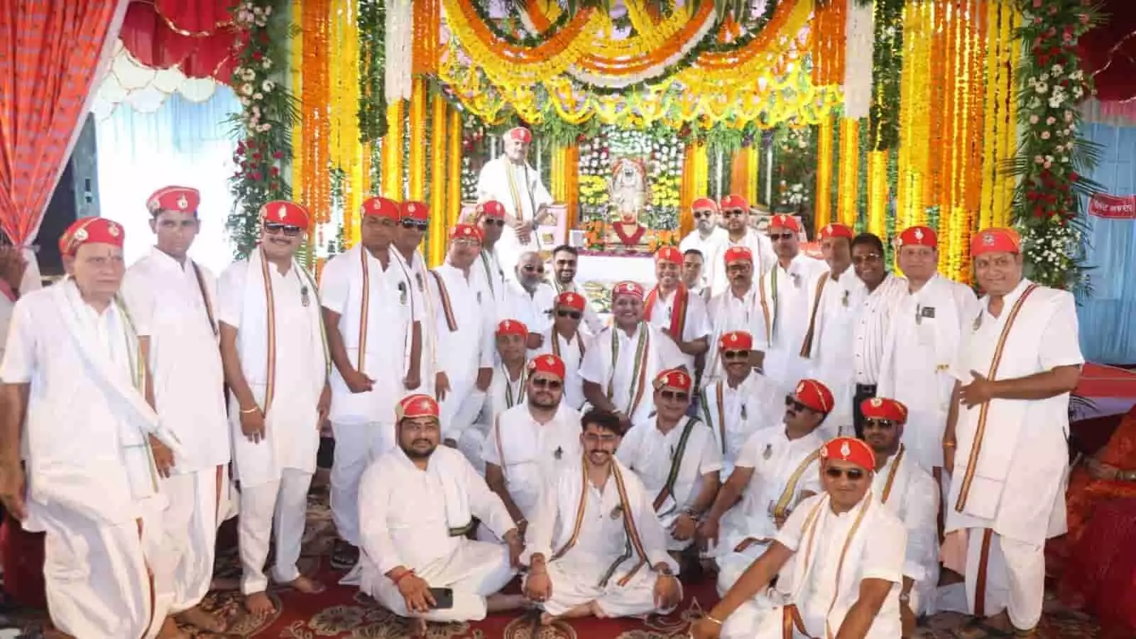 सजे हुए पंडाल में चारभुजा नाथ के धार्मिक आयोजन के दौरान पारंपरिक वेशभूषा में खड़े और बैठे हुए श्रद्धालु दिखाई दे रहे हैं। सजे हुए पंडाल में चारभुजा नाथ के धार्मिक आयोजन के दौरान पारंपरिक वेशभूषा में खड़े और बैठे हुए श्रद्धालु दिखाई दे रहे हैं।