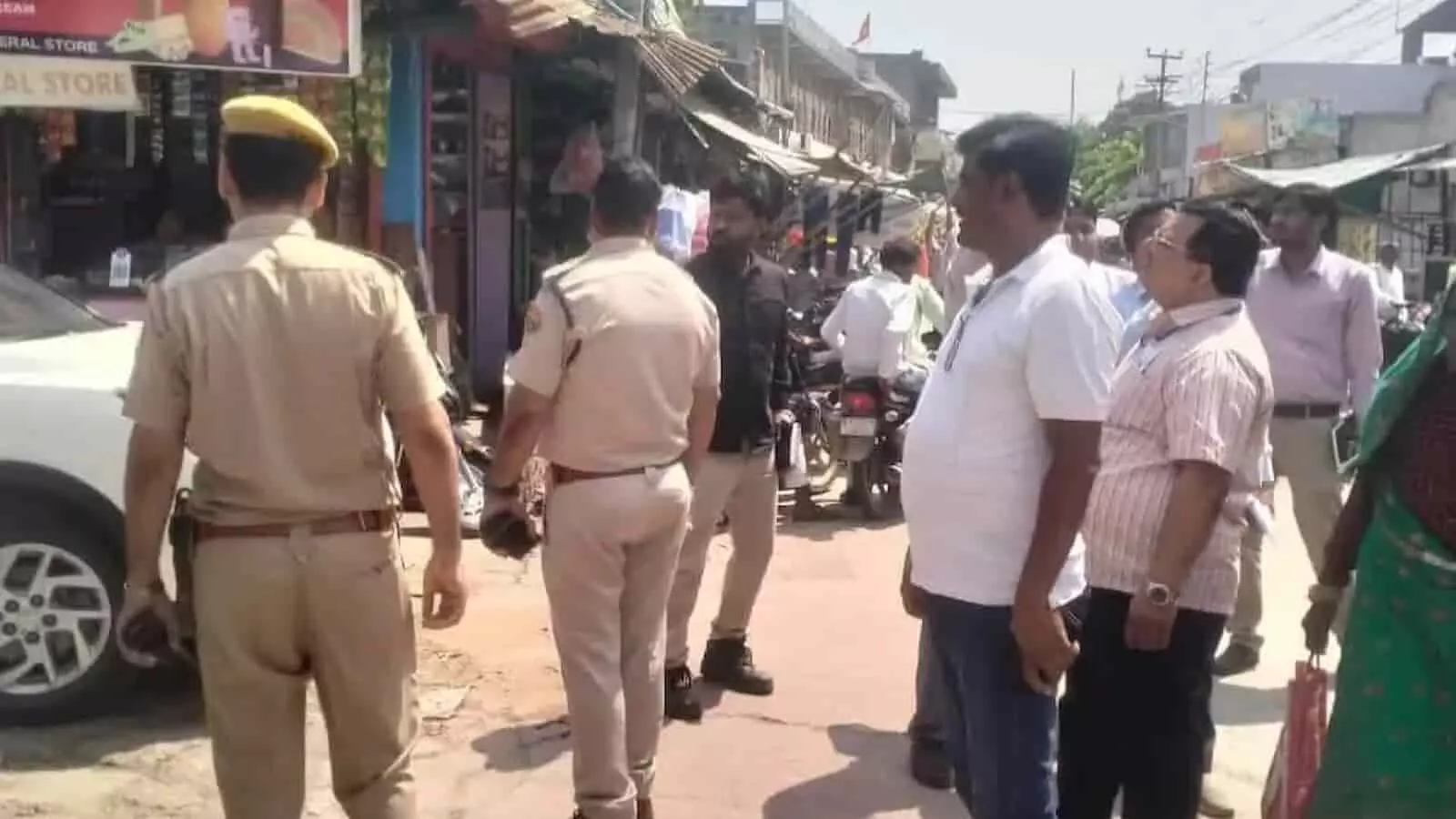 तस्वीर में अधिकारी गंगापुर सिटी में सड़क मार्ग का निरीक्षण करते नजर आ रहे हैं। तस्वीर में अधिकारी गंगापुर सिटी में सड़क मार्ग का निरीक्षण करते नजर आ रहे हैं।