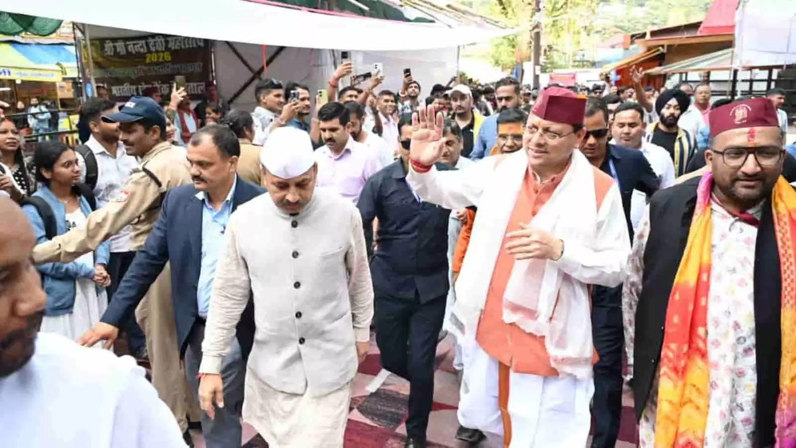 तस्वीर में मुख्यमंत्री पुष्कर सिंह धामी नैनीताल महोत्सव में हाथ हिलाकर लोगों का अभिवादन कर रहे हैं। तस्वीर में मुख्यमंत्री पुष्कर सिंह धामी नैनीताल महोत्सव में हाथ हिलाकर लोगों का अभिवादन कर रहे हैं।